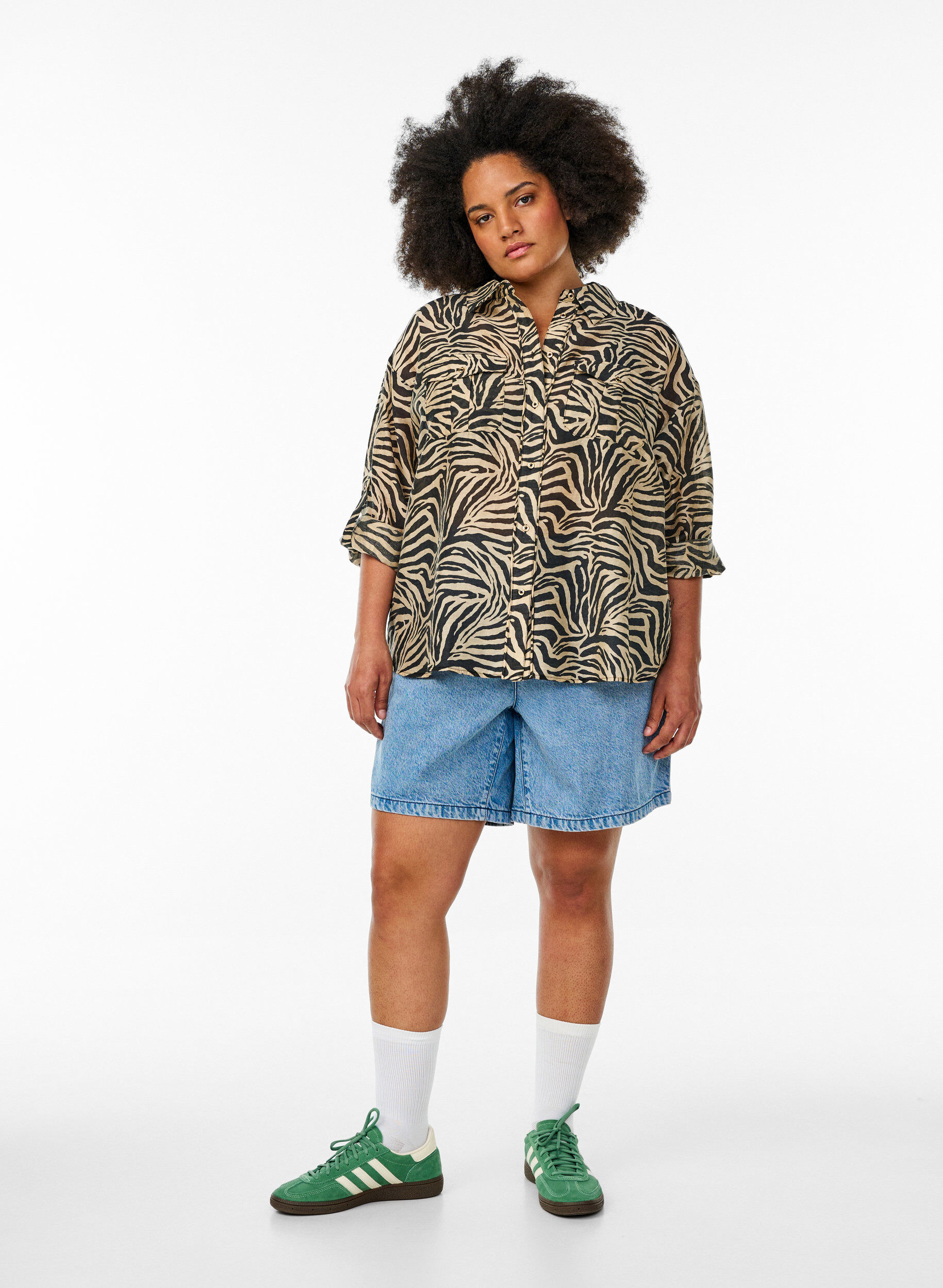 Zizzi L&ouml;st sittande skjorta med djurm&ouml;nster och br&ouml;stfickor, Svart, Model image number 1