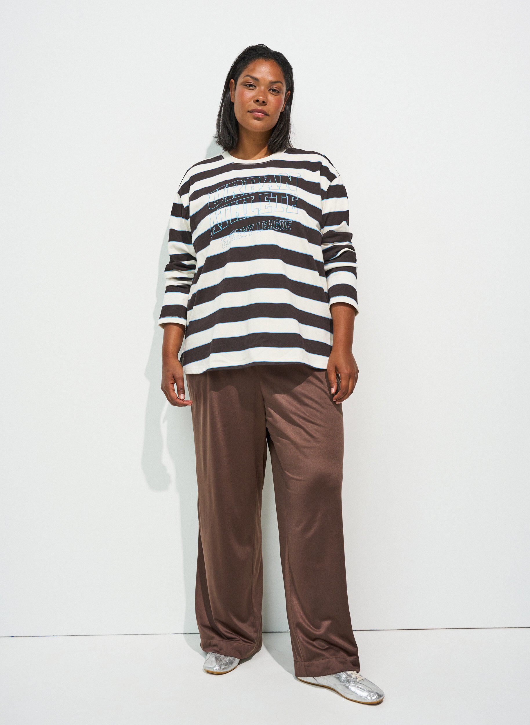 ZizziRandig blus i jersey med ett sportigt texttryck, Brun, Model image number 1