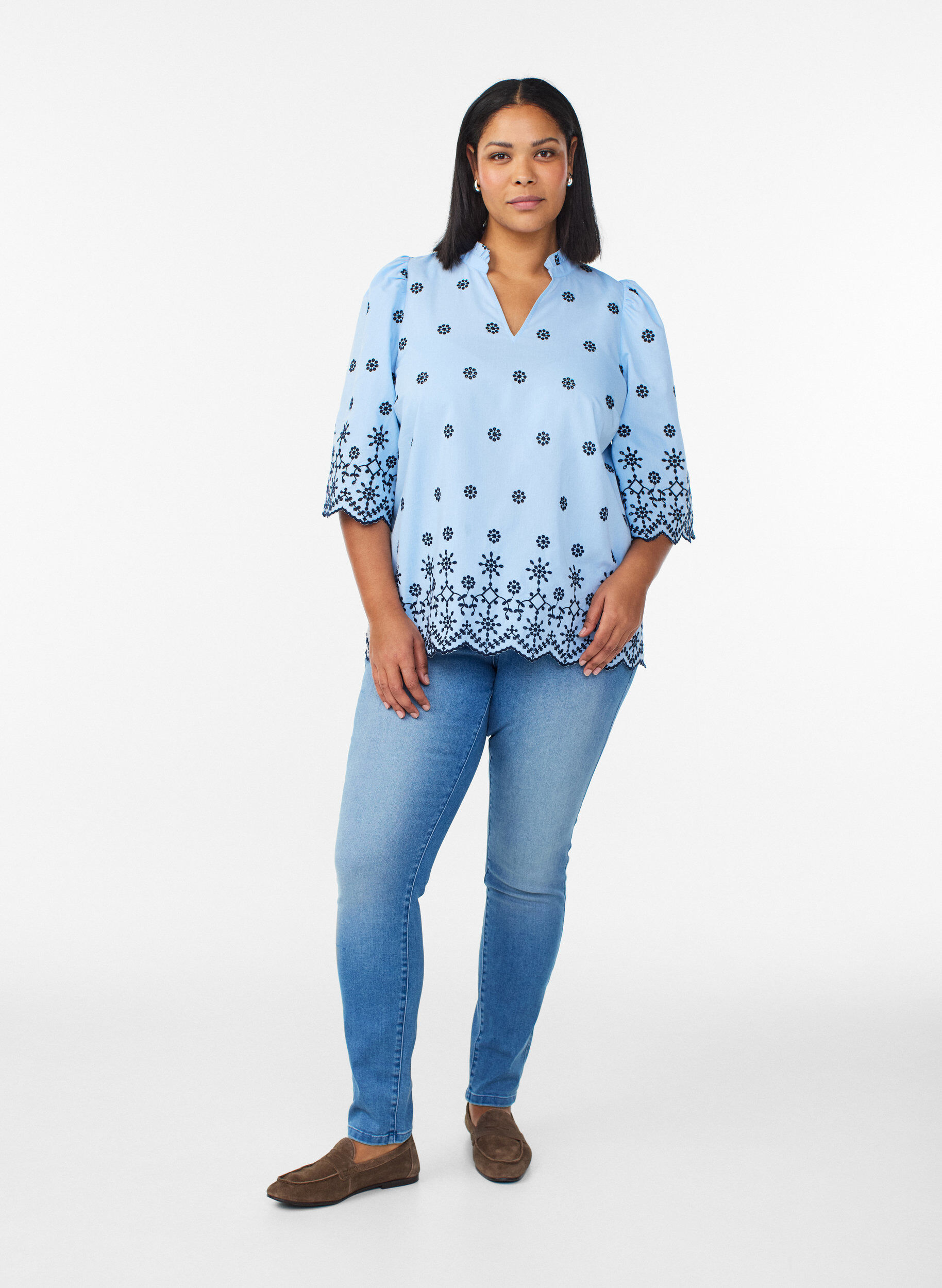 Zizzi Blus med 3/4-&auml;rm och broderat m&ouml;nster, Bl&aring;, Model image number 1
