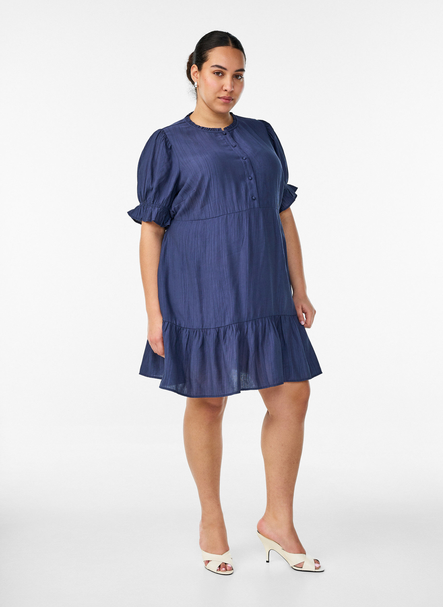 ZizziKort kl&auml;nning i viskos med volangdetaljer, Bl&aring;, Model image number 1