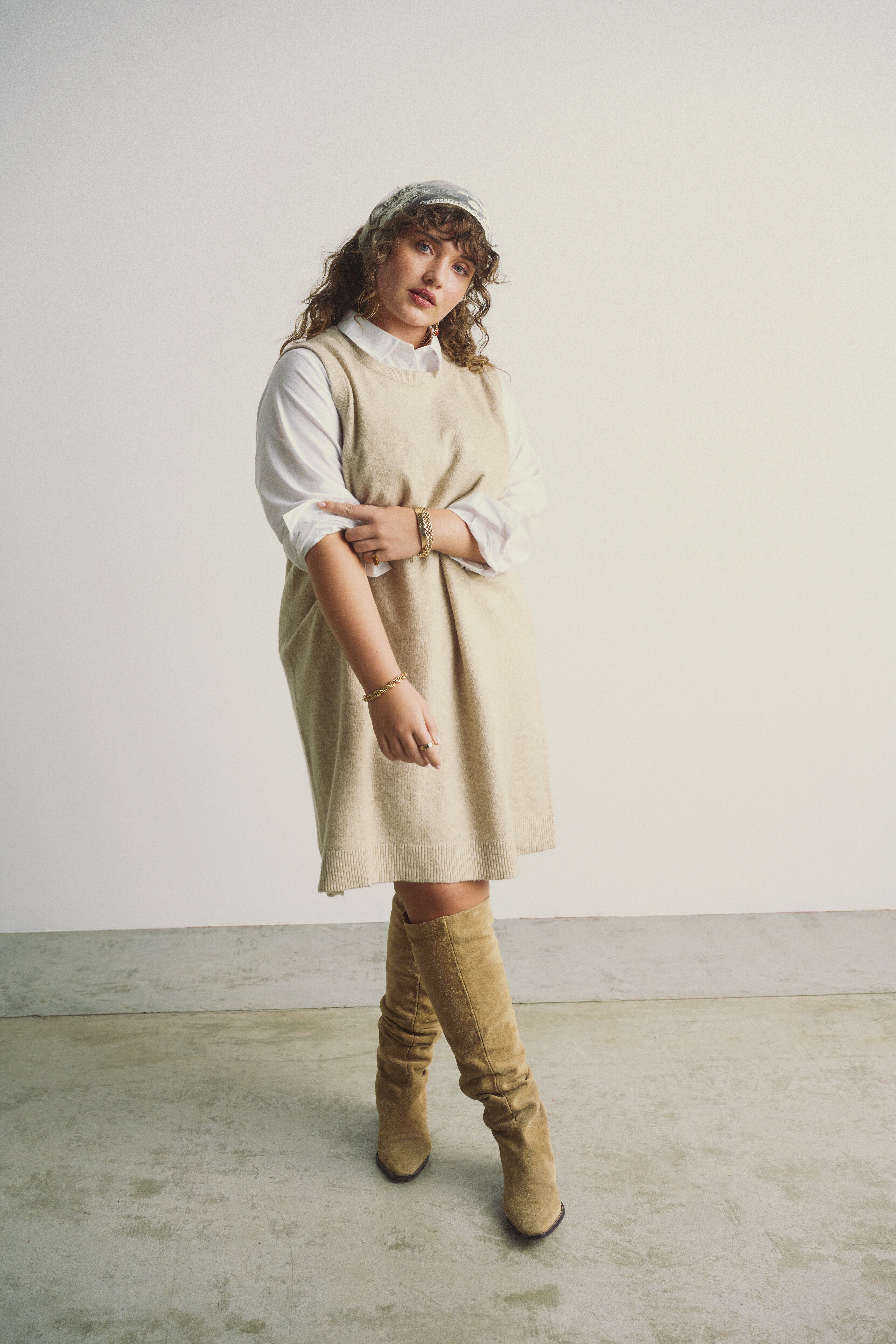 Beige stickad v&auml;st, , Model