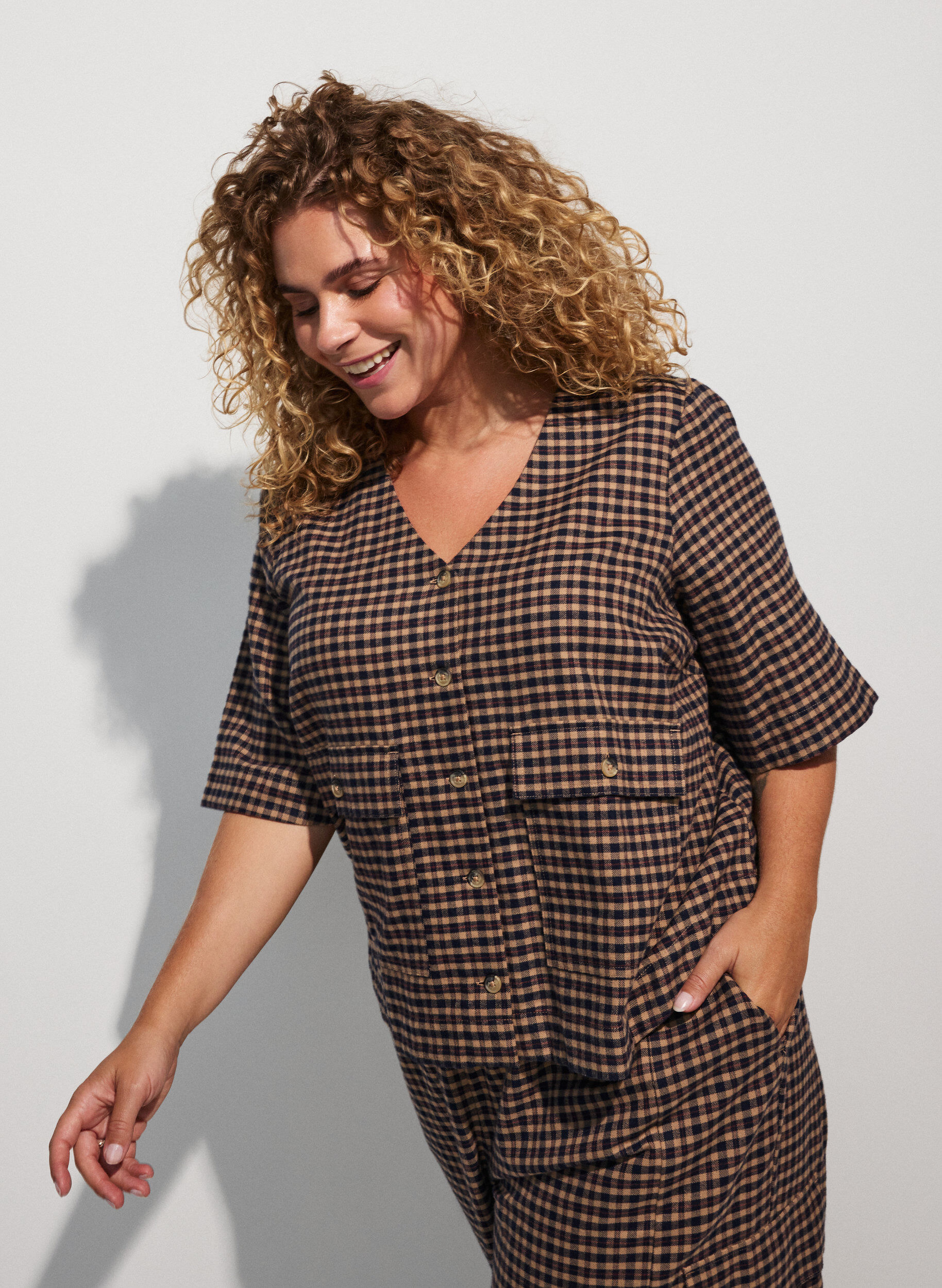Rutig blus med br&ouml;stfickor, Brun, Model