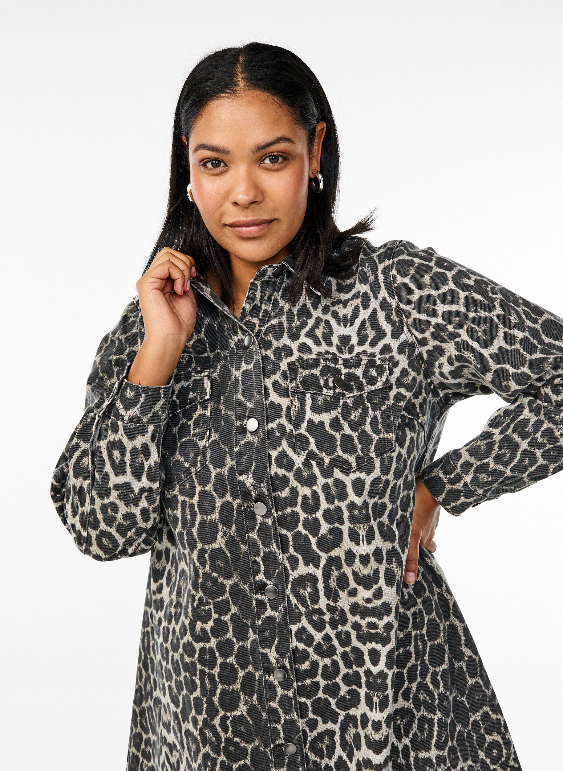 Zizzi L&aring;ng&auml;rmad jeanskl&auml;nning med leopardm&ouml;nster, Brun, Image image number 0