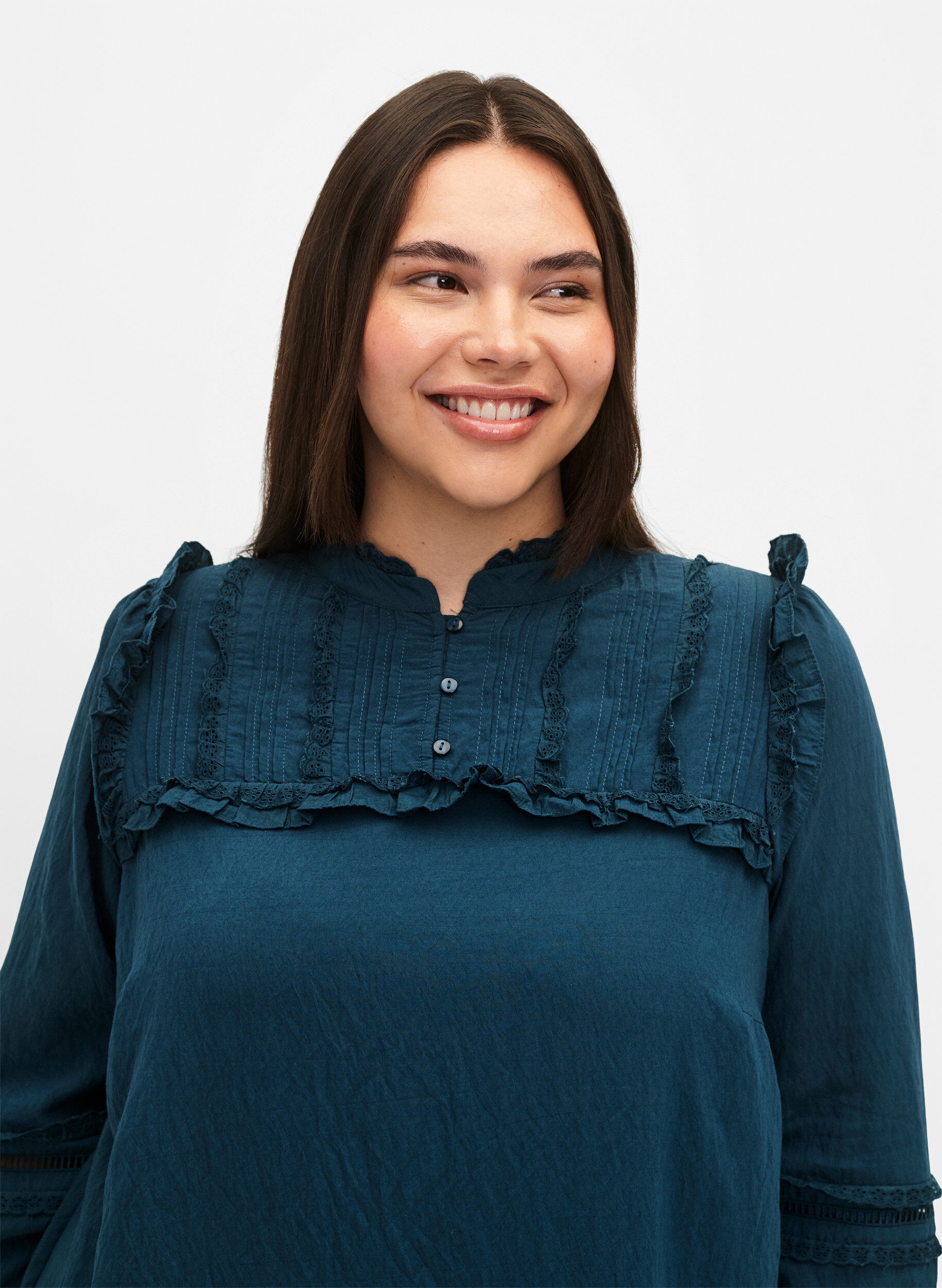 Zizzi Viskoskl&auml;nning med broderi anglaise och volangdetaljer, Reflecting Pond, Model image number 2