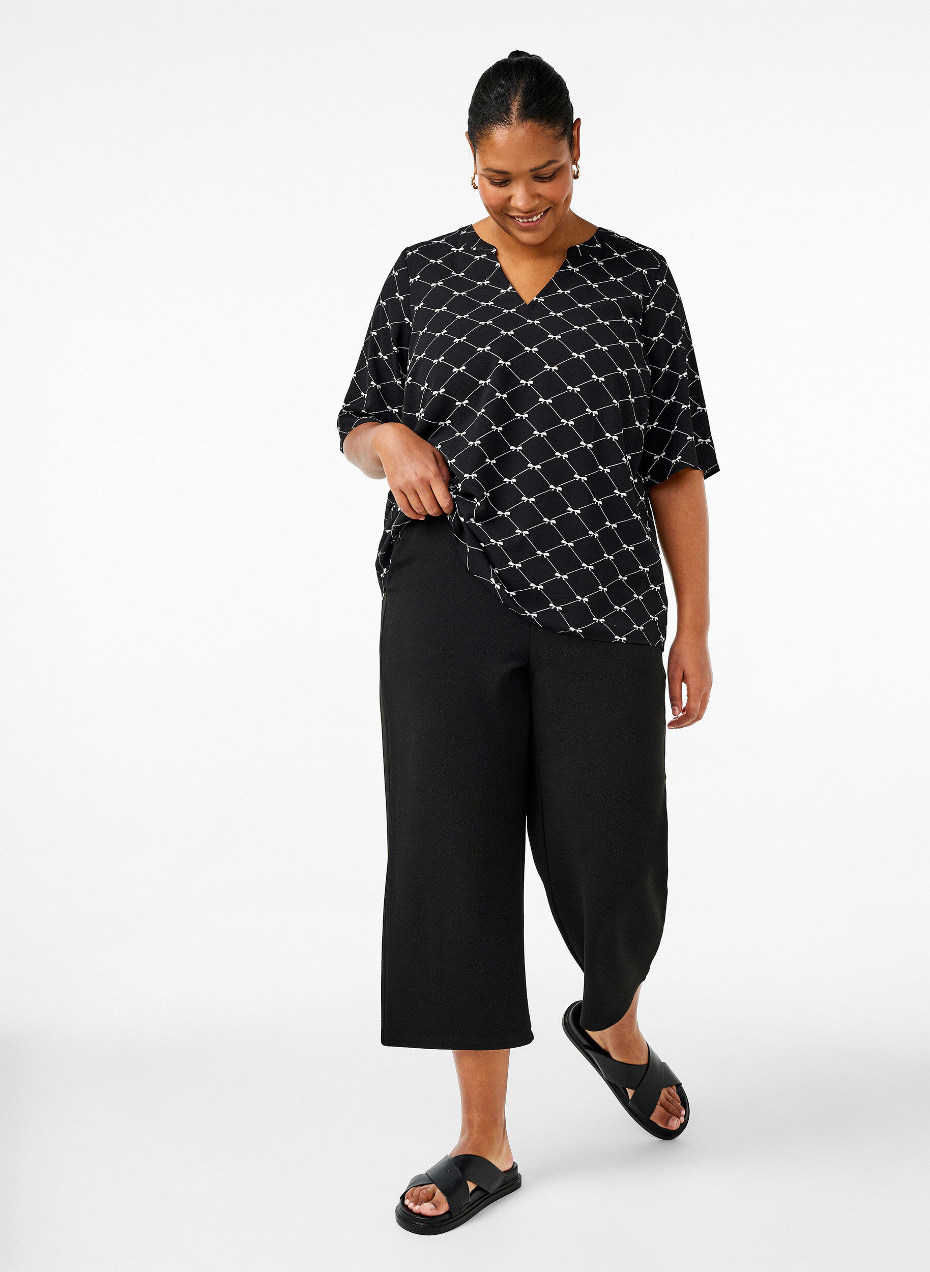 Zizzi Blus med V-ringning och rosett tryck, Black Bow AOP, Model image number 2