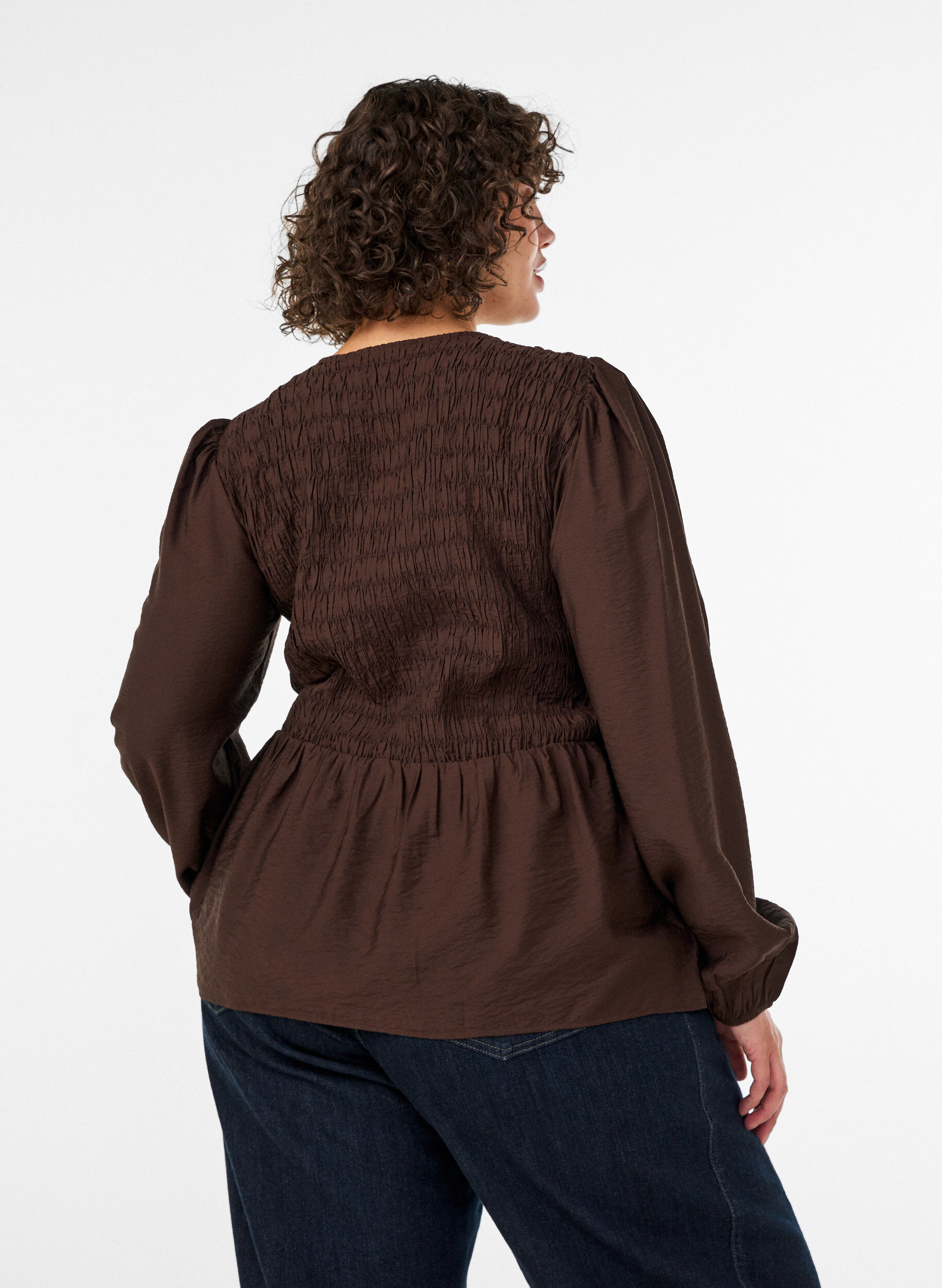 ZizziBlus med smock och l&aring;nga &auml;rmar, Brun, Model image number 2