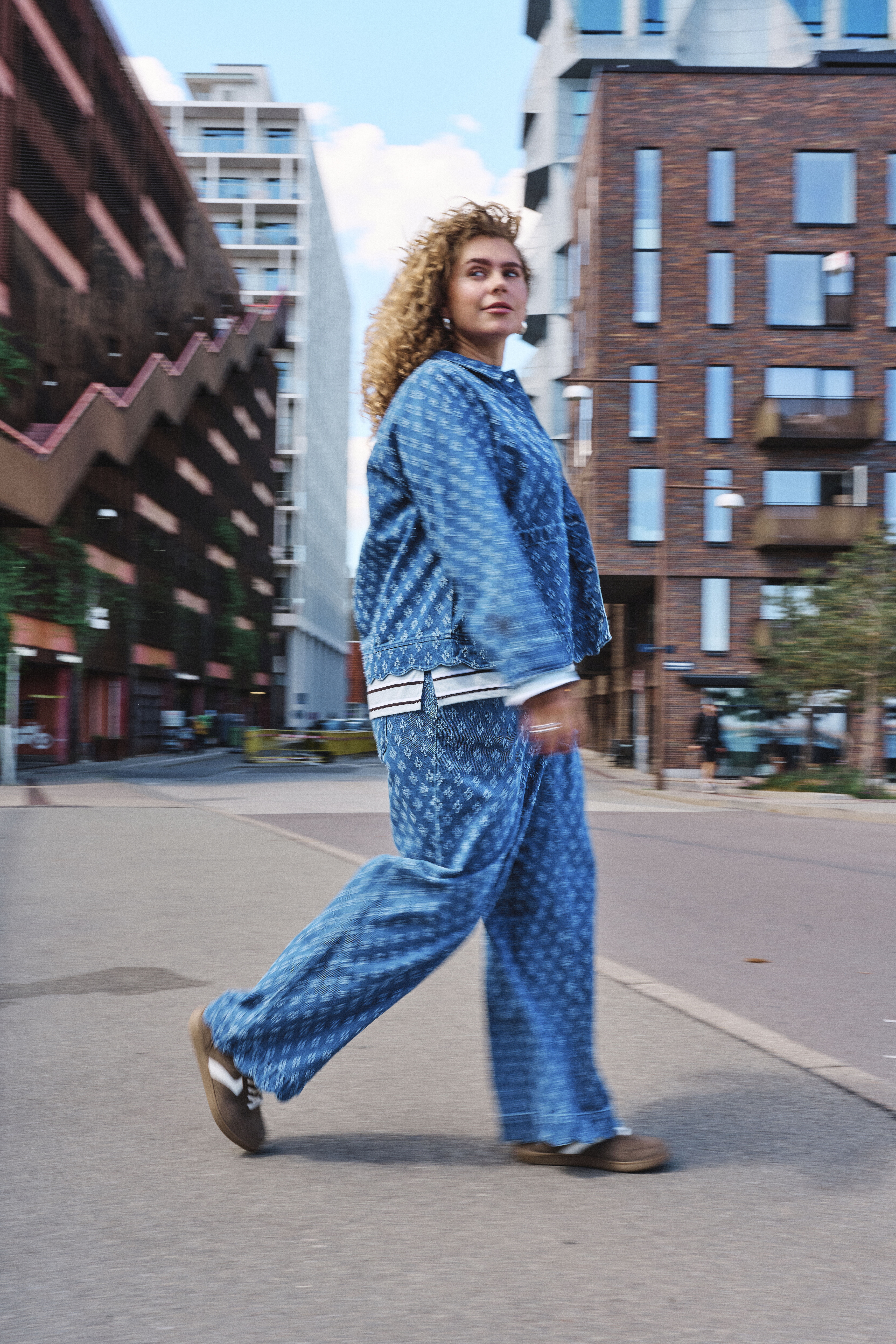 ZizziAvslappnad bl&aring; denimstil, , Model