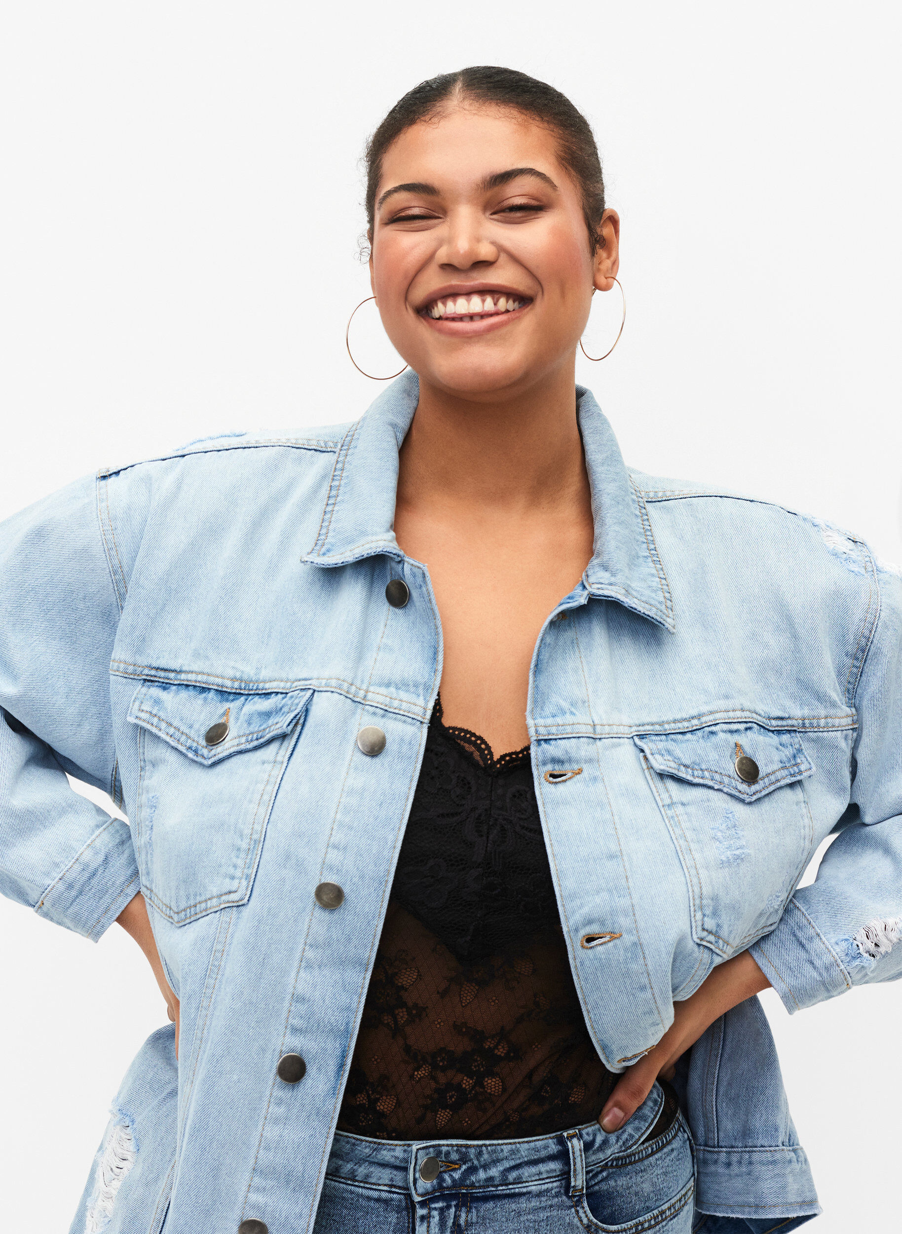 ZizziL&ouml;st sittande jeansjacka med slitdetaljer, Light blue denim, Model image number 2
