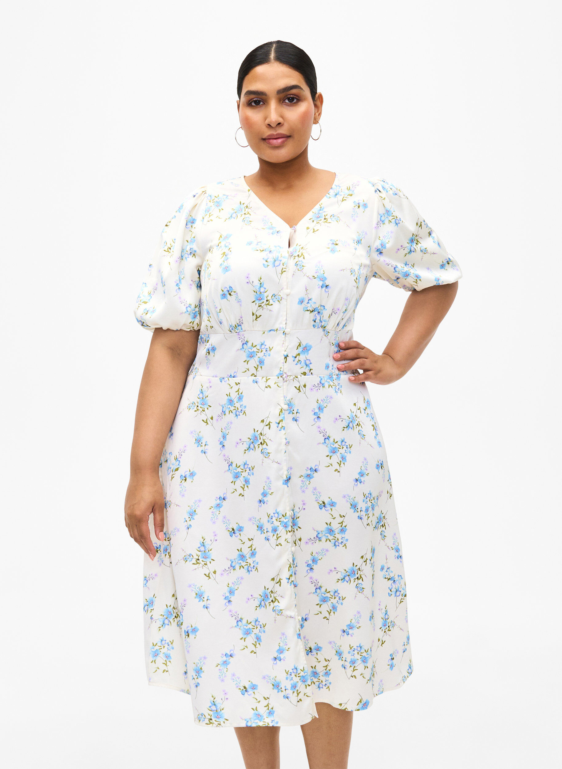 Zizzi Blommig satinkl&auml;nning med puff&auml;rmar, Off White Blue Fl., Model image number 0