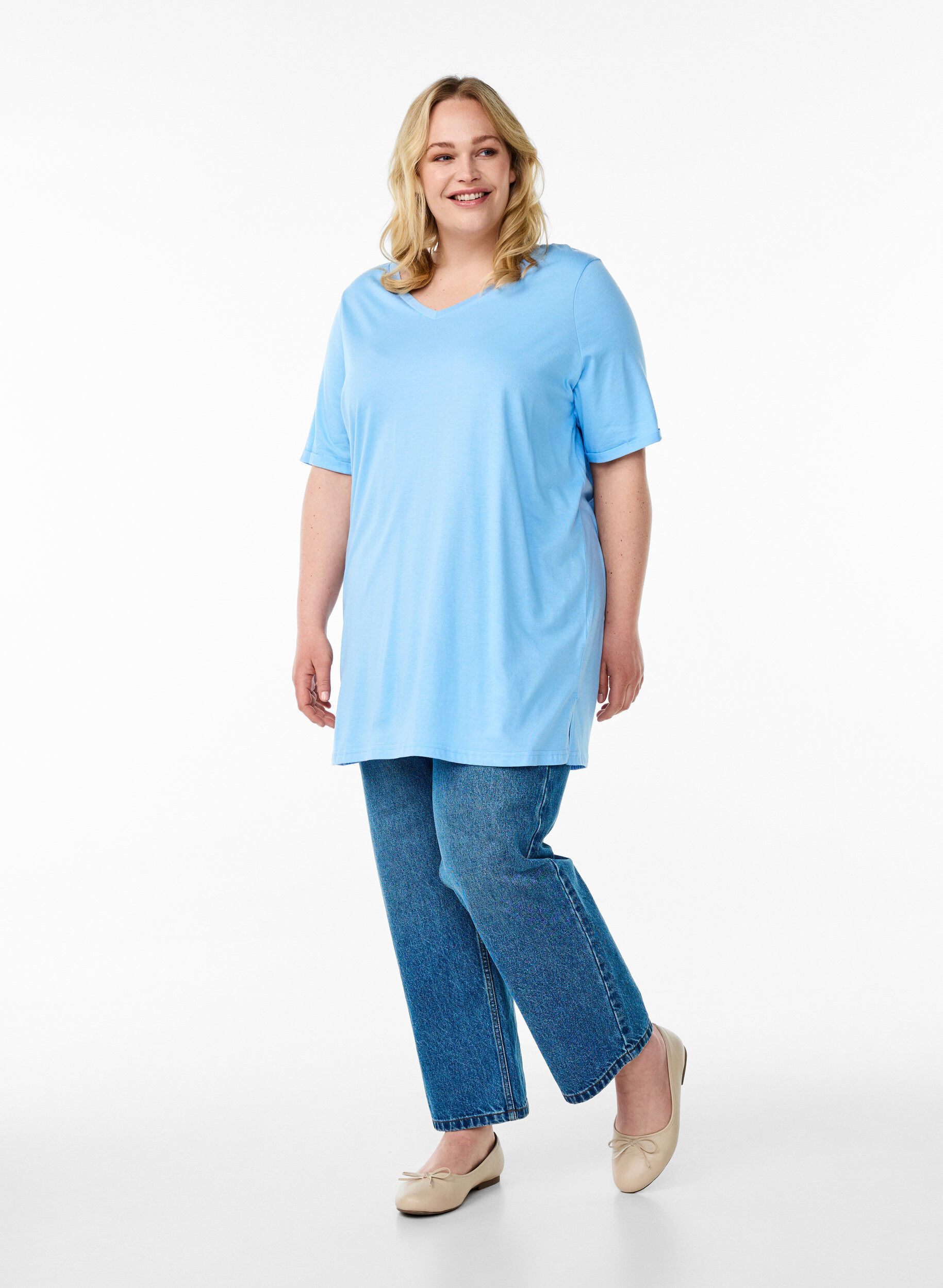 Zizzi Enf&auml;rgad oversize t-shirt med v-hals, Bl&aring;, Model image number 1