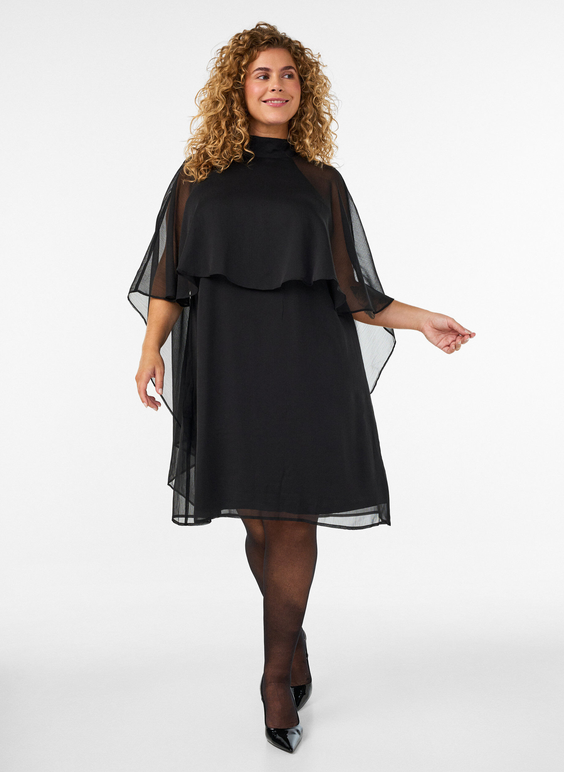 ZizziKn&auml;l&aring;ng kl&auml;nning i chiffong med skir cape, Svart, Model image number 1