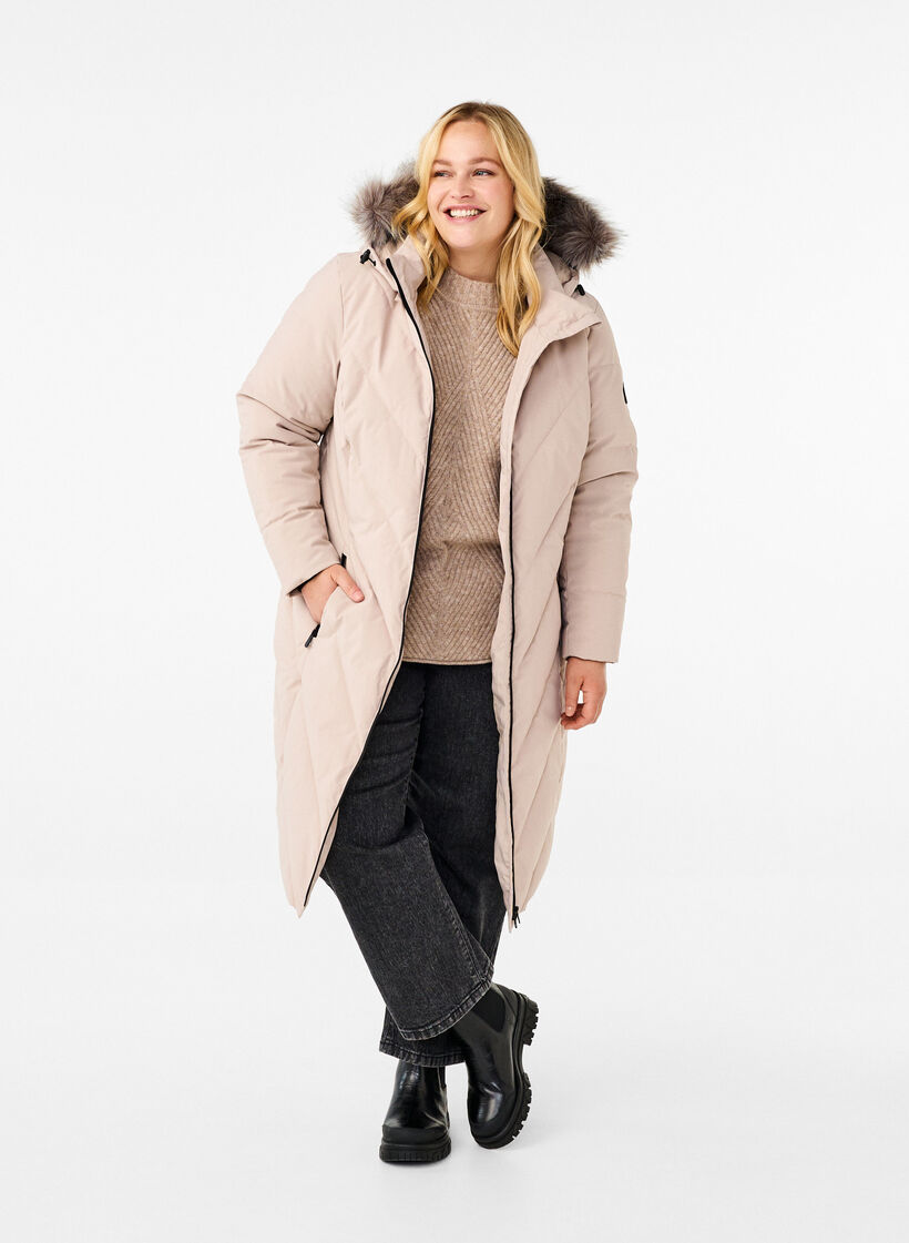 L&aring;ng vinterkappa med hyskkn&auml;ppning och krage i fuskp&auml;ls, Beige, Model image number 1