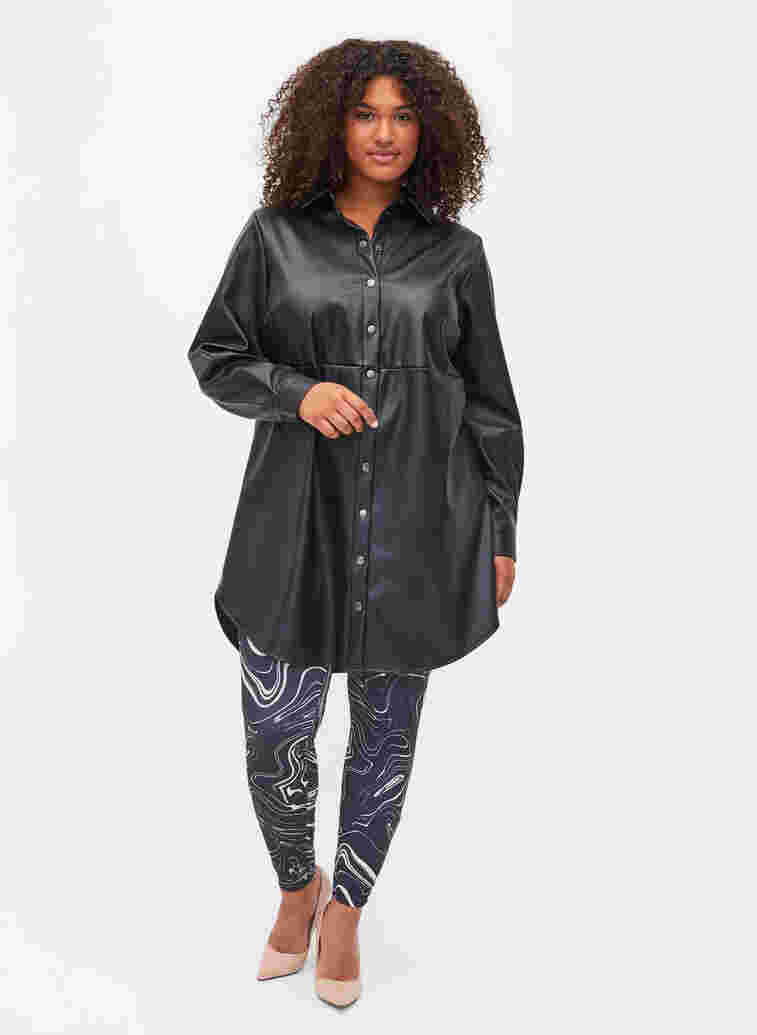 Lång skjorta i läderimitation, Black, Model image number 2