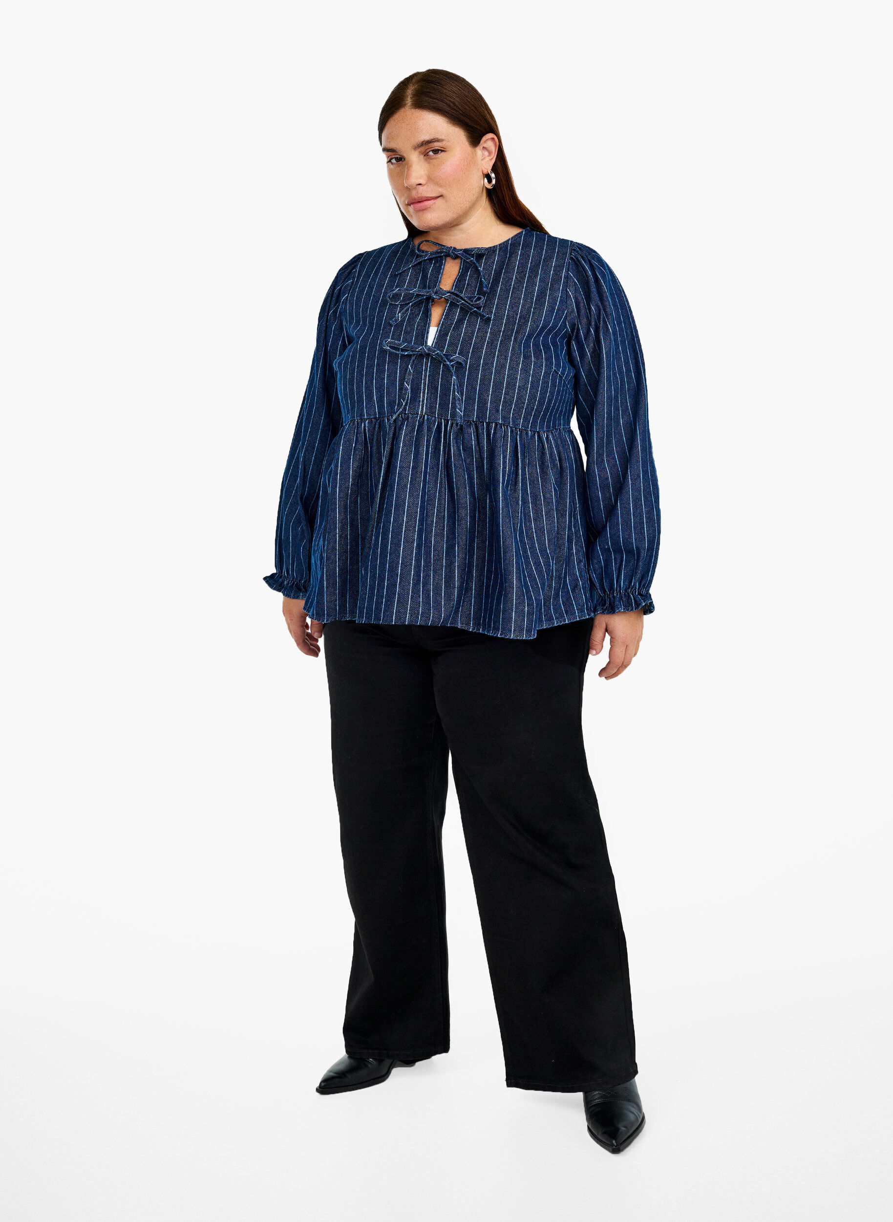 Zizzi Randig denimblus med knytband fram, Bl&aring;, Model image number 1