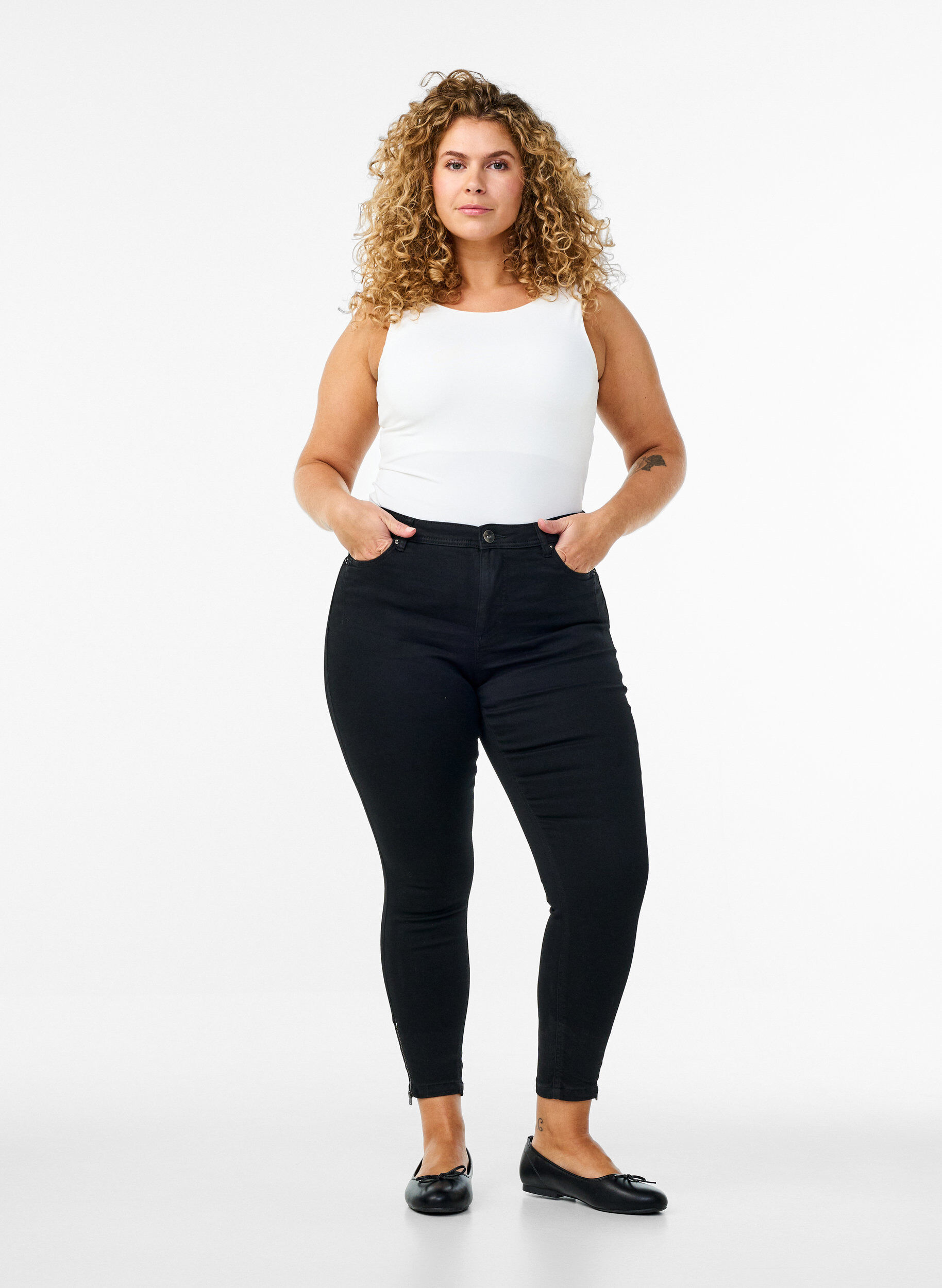 Croppade Amy jeans med blixtl&aring;s, Svart, Model