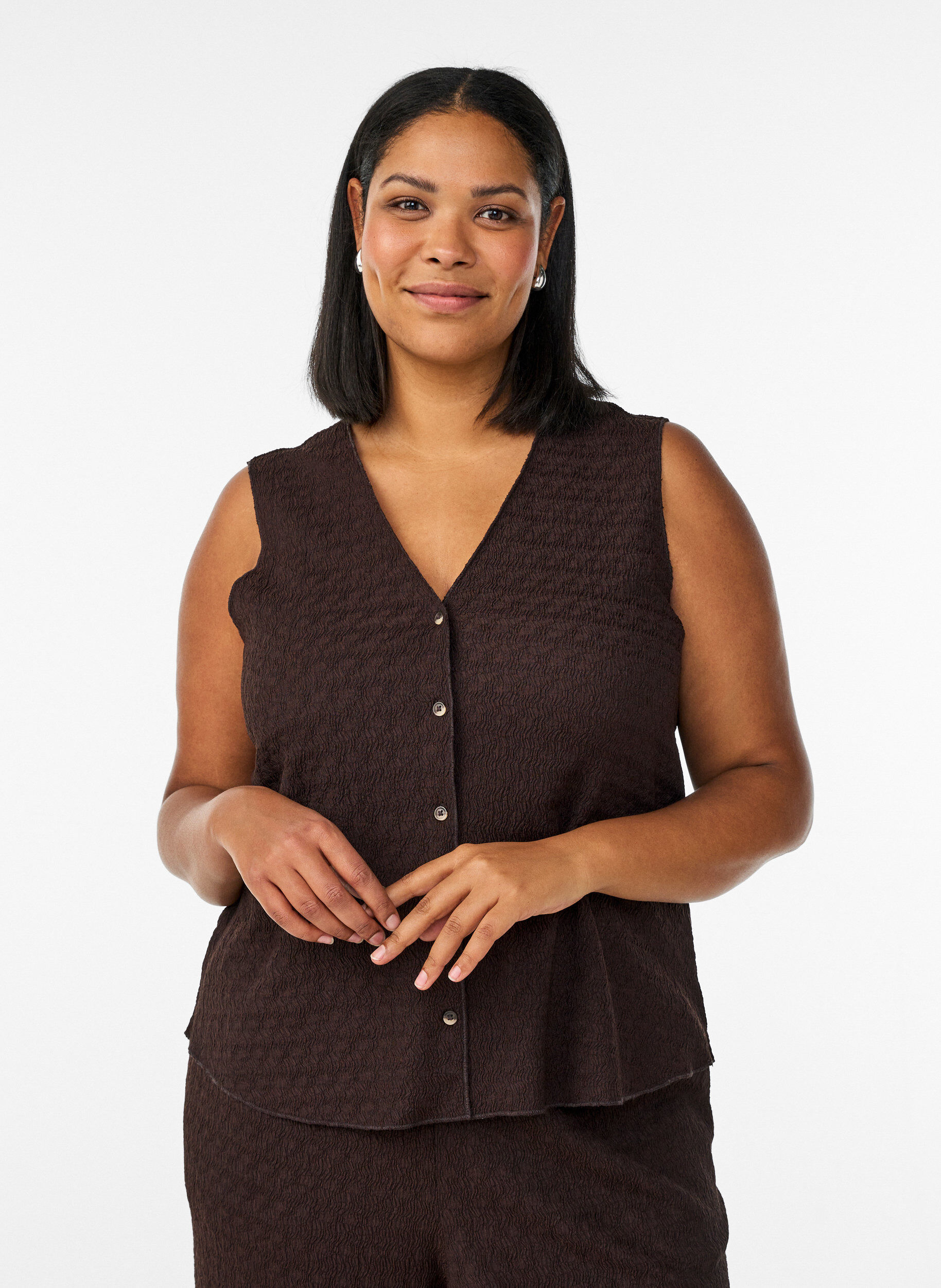 Zizzi&Auml;rml&ouml;s topp med v&aring;gig struktur och kn&auml;ppning, Brun, Model image number 0