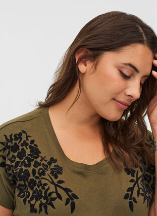 T-shirt i ekologisk bomull med mönster, Ivy Green, Model image number 2