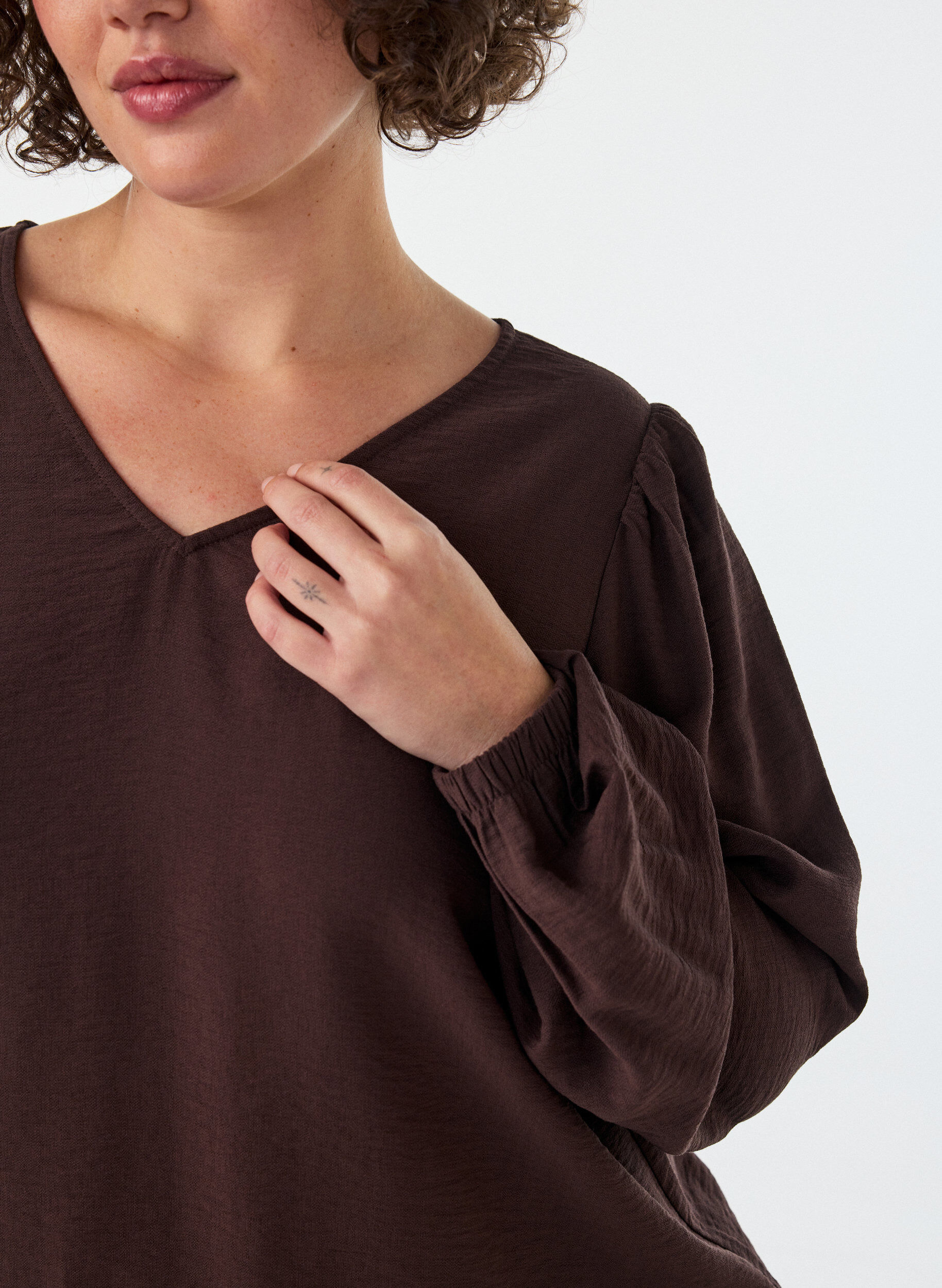 ZizziViskosblus med V-ringning och ballongform, Brun, Model image number 3