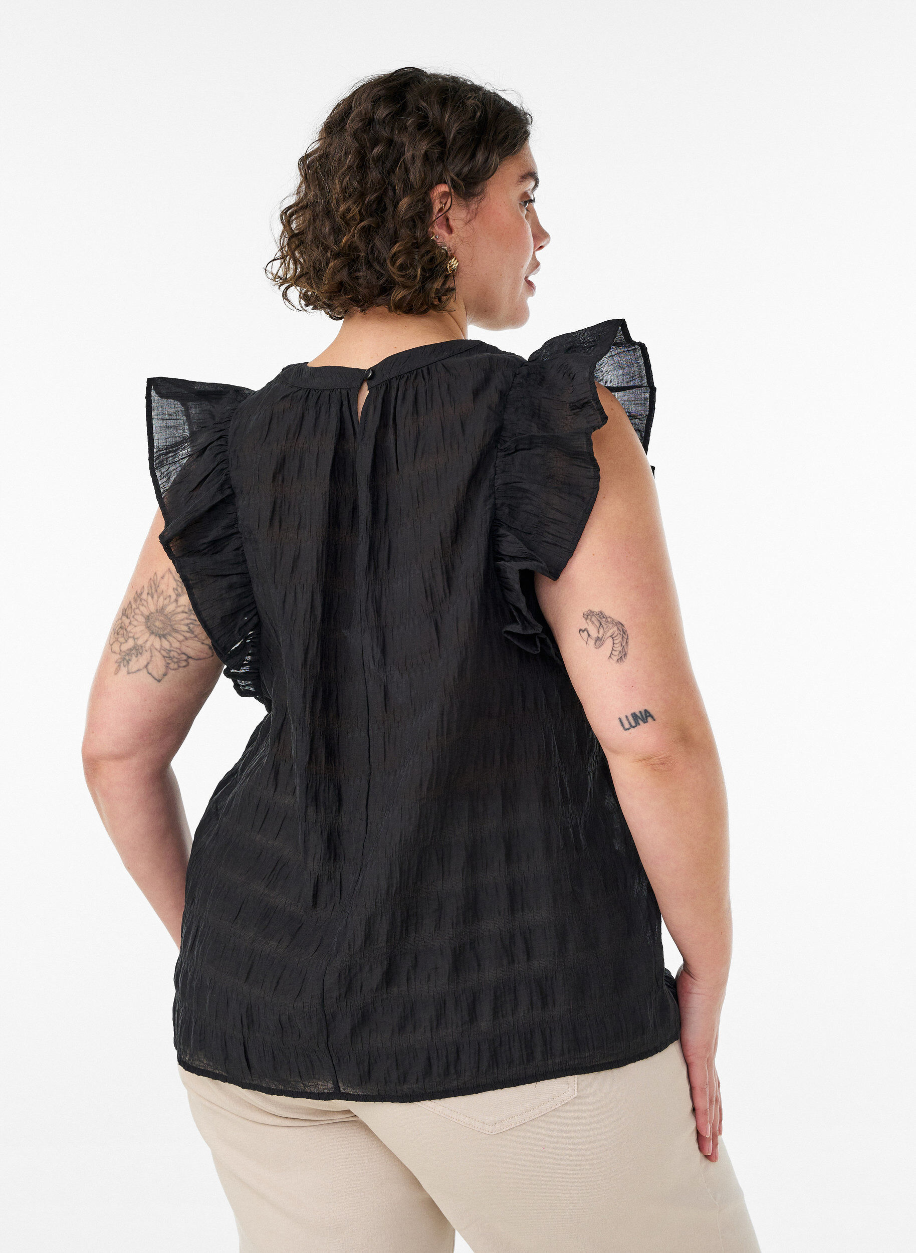 Zizzi&Auml;rml&ouml;s blus med struktur och volanger, Svart, Model image number 2