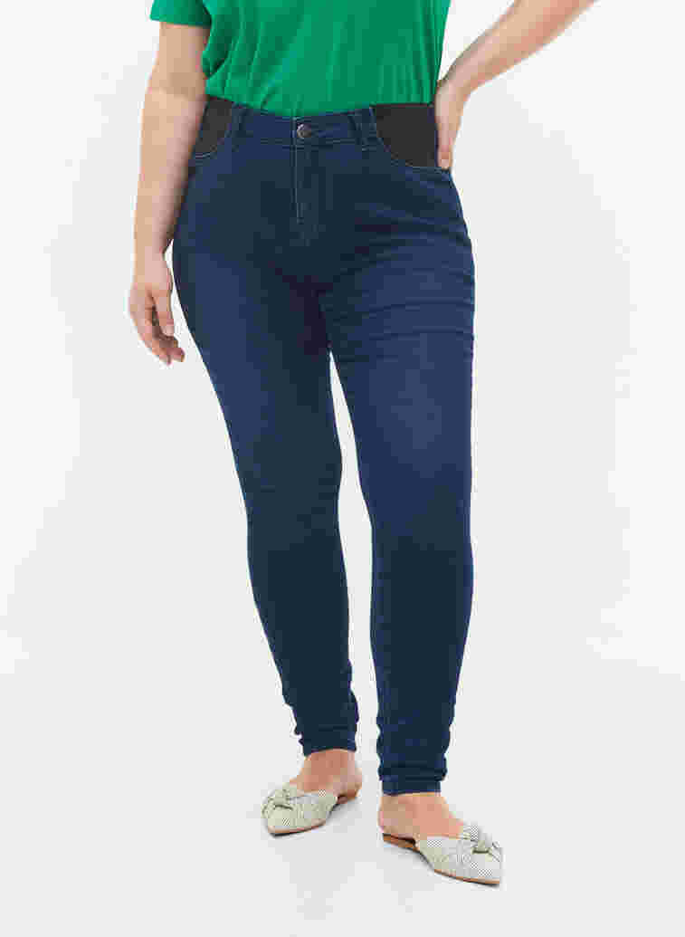 Super slim Amy jeans med resår i midjan, Dark blue, Model image number 2