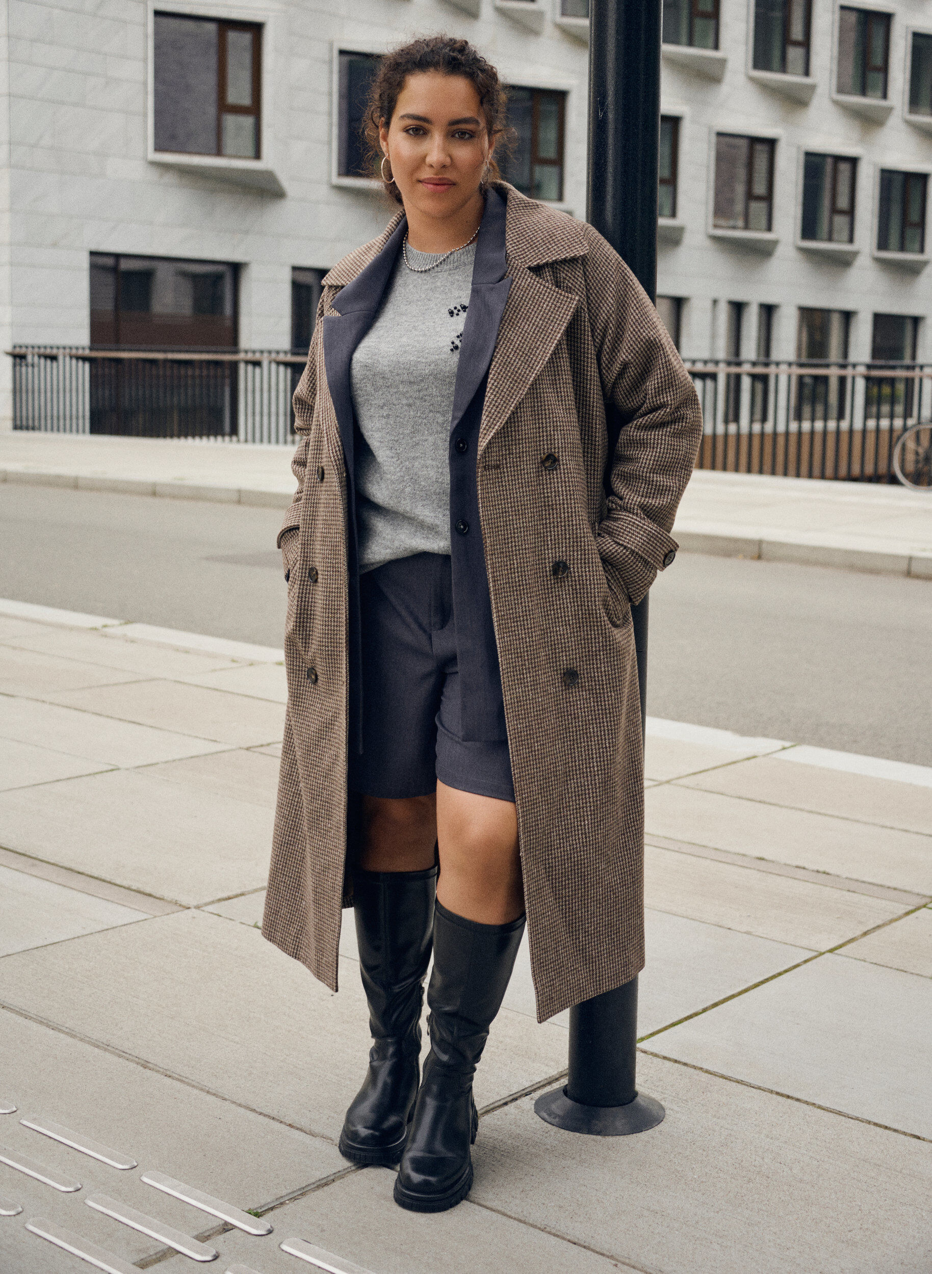 Zizzi Rutig kappa med sk&auml;rp, Brun, Image image number 0