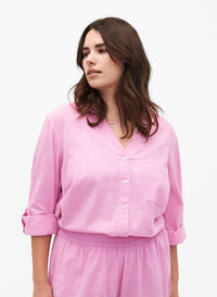 Skjortblus med knappstängning i bomulls- och linneblandning, Rosebloom, Model