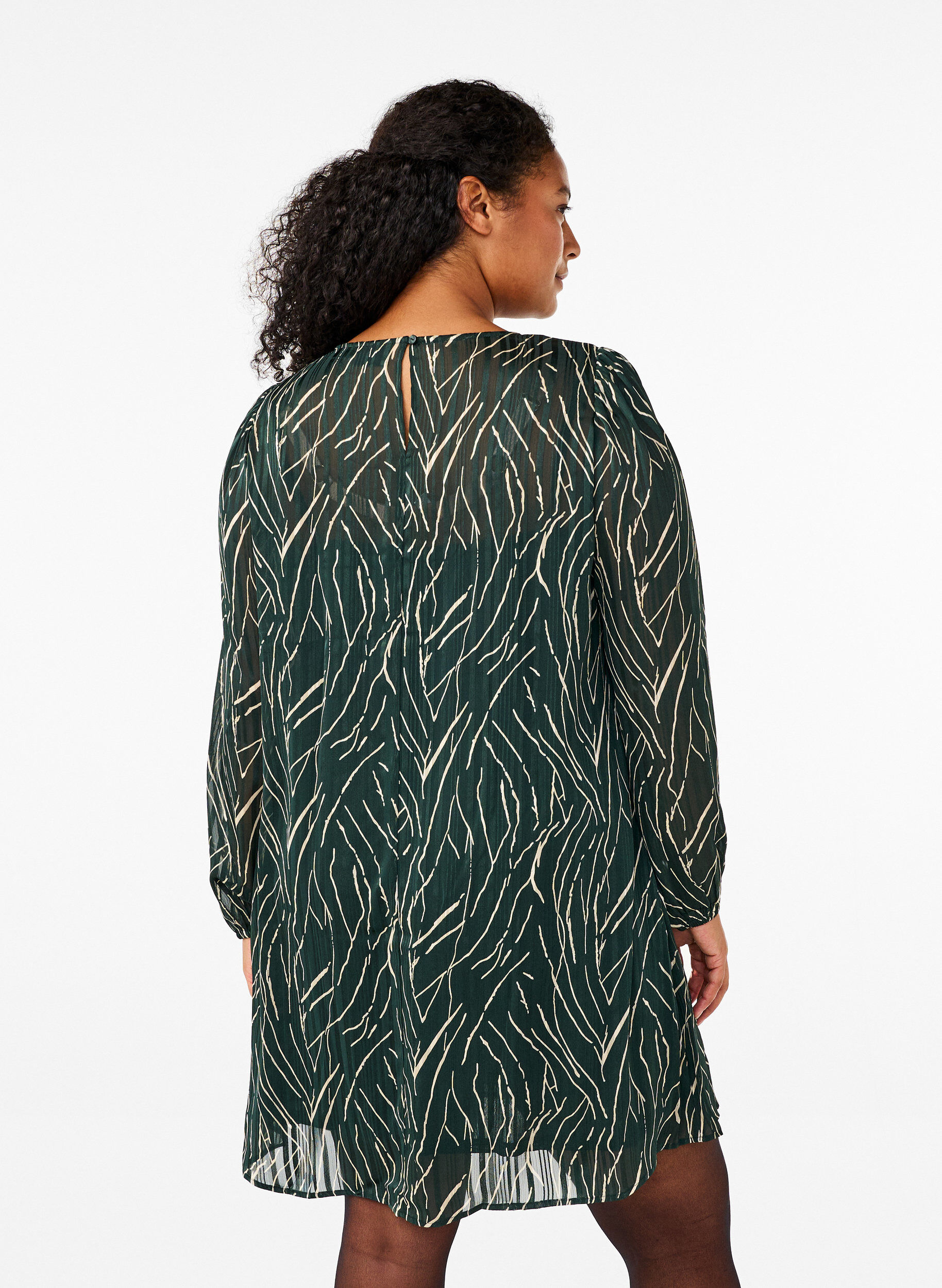 Zizzi Kort, m&ouml;nstrad kl&auml;nning med rund halsringning, Scarab Safari AOP, Model image number 1