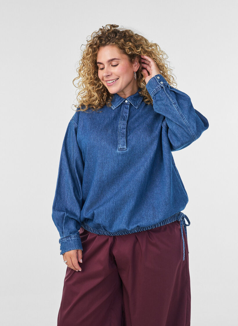 Blus i denim med ballongpassform, Bl&aring;, Model