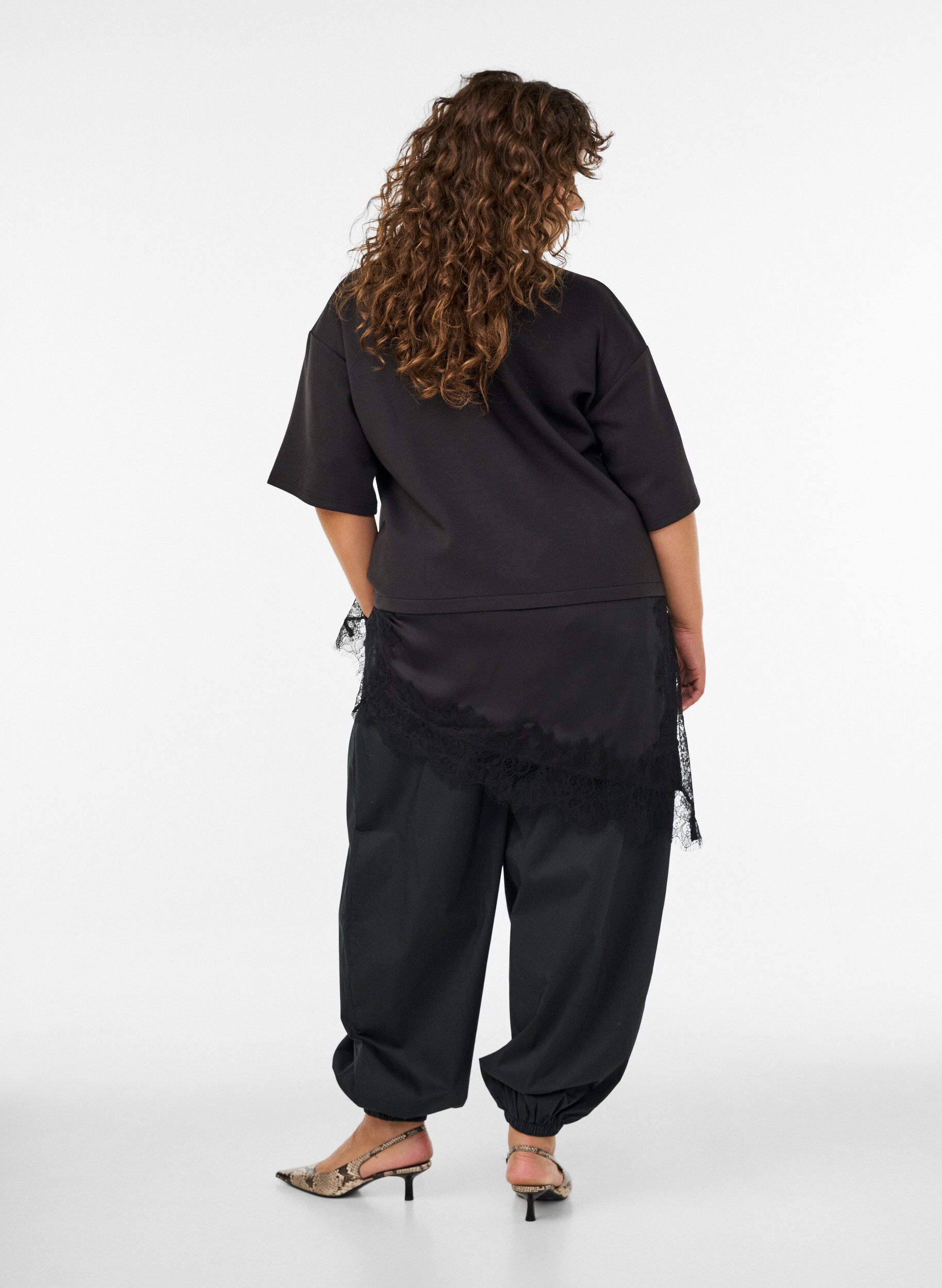 ZizziBallongbyxor med fickor och res&aring;r i midjan, Svart, Model image number 2