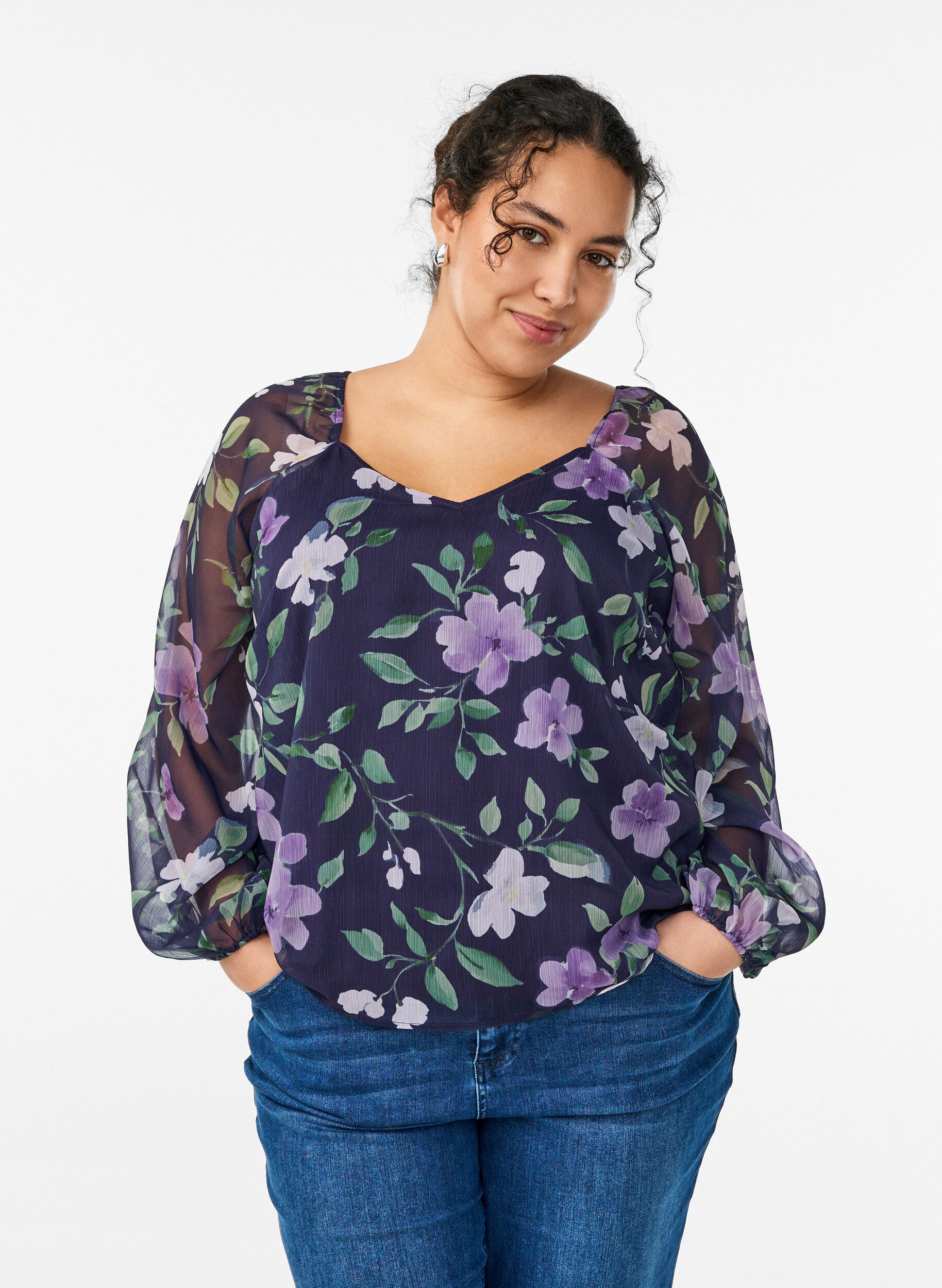 Chiffongblus med blommigt tryck och l&aring;nga &auml;rmar, Bl&aring;, Model