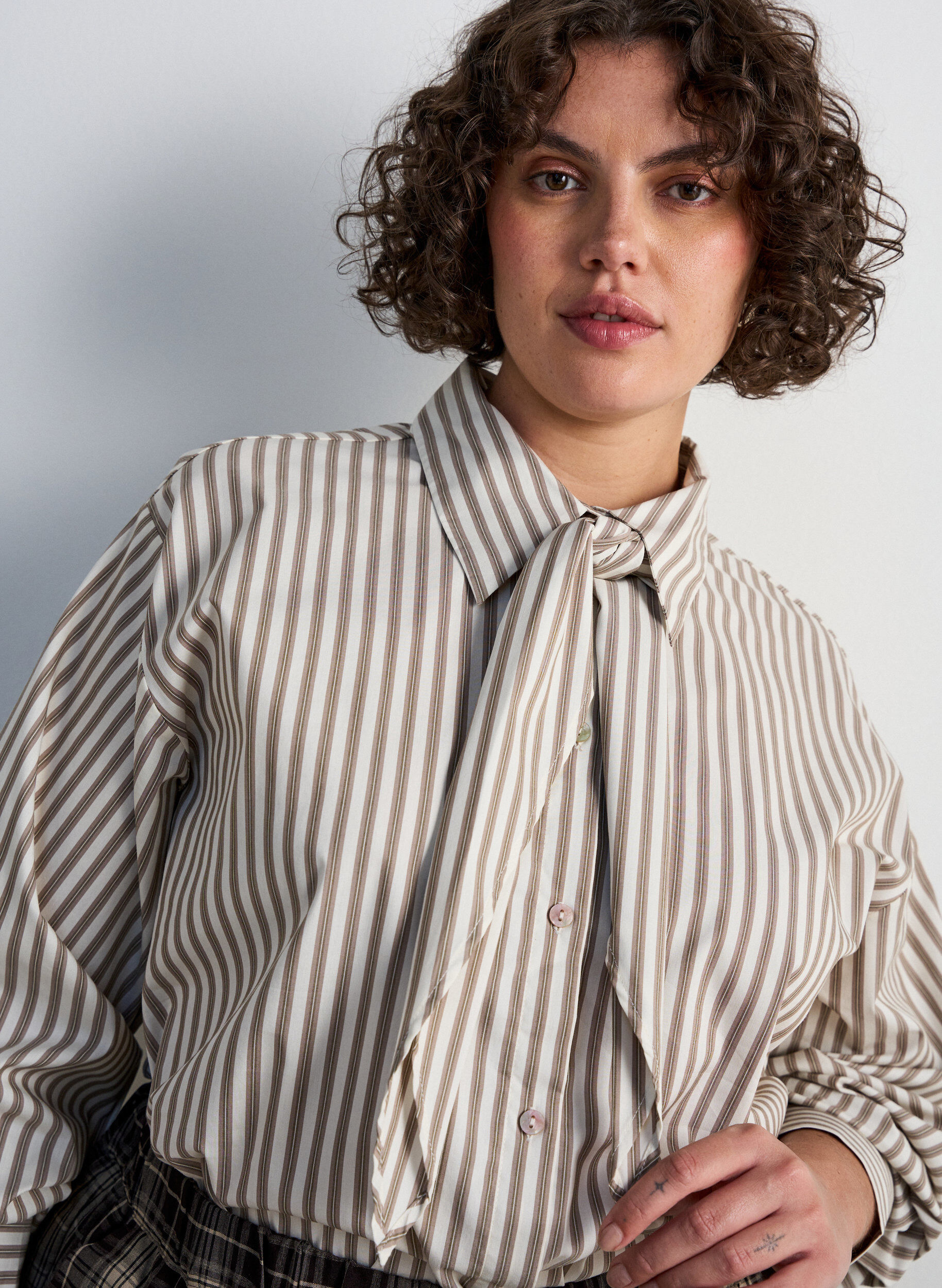 ZizziRandig skjorta med avtagbart knytband, Beige, Model image number 3