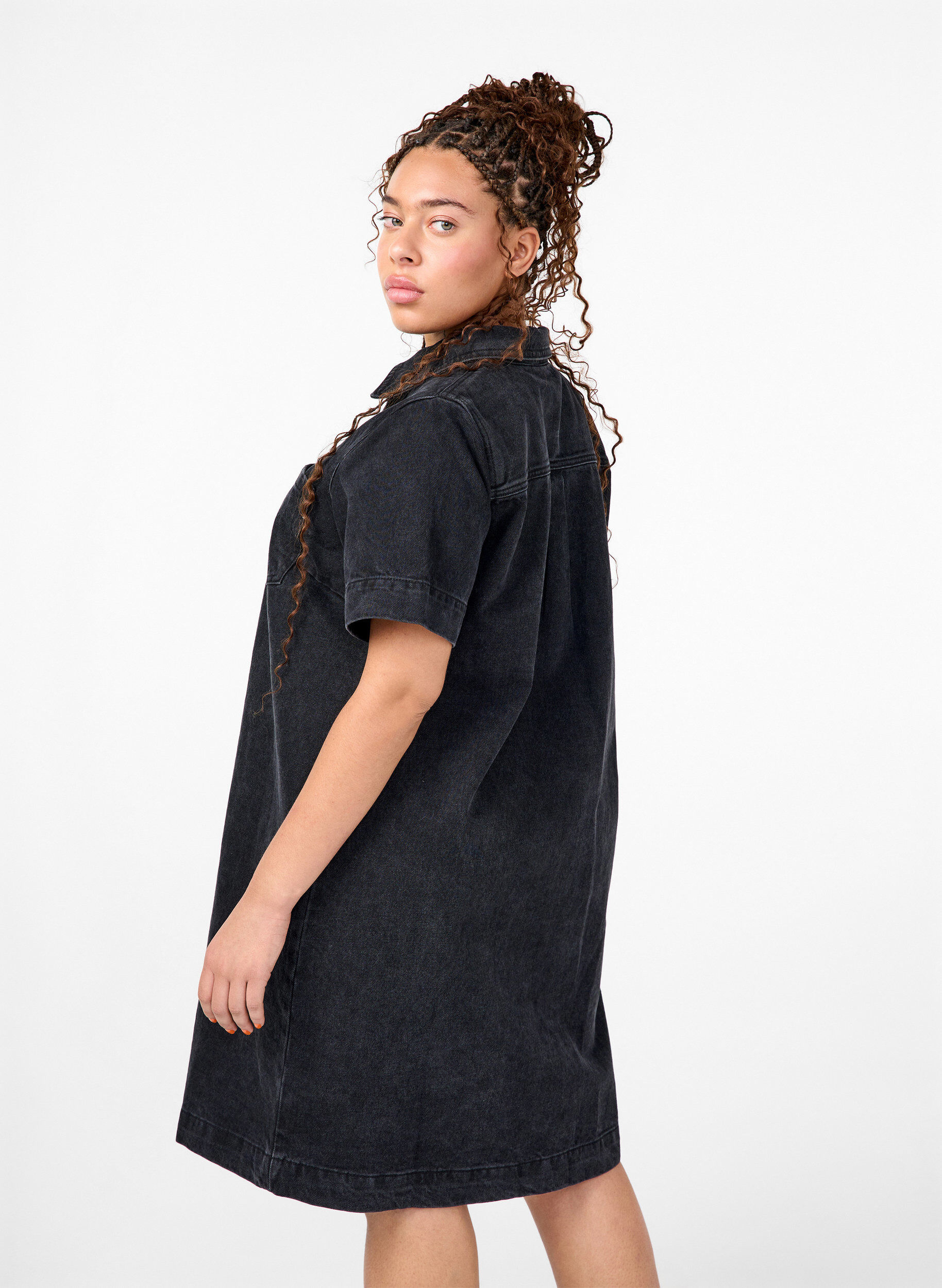 Zizzi L&aring;ng jeansskjorta med korta &auml;rmar, Grey Washed, Model image number 1