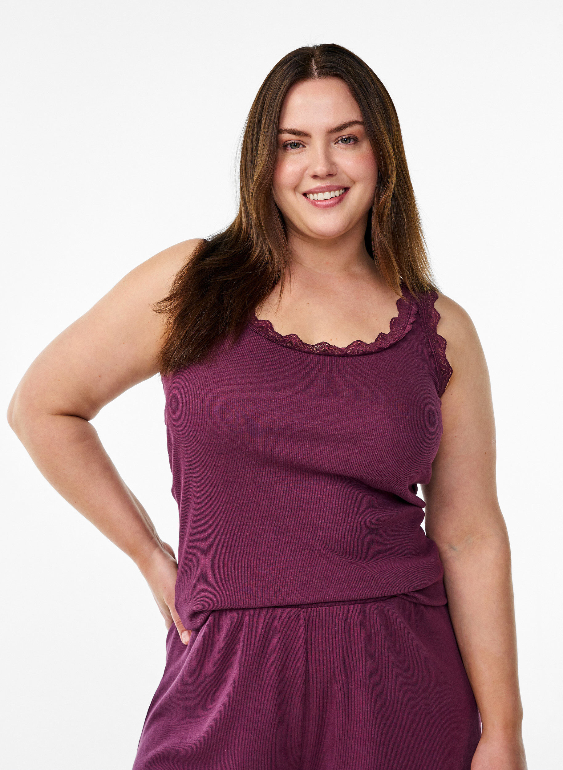 Zizzi L&ouml;sa nattshorts med ribbstickad textur och spetskant, M&ouml;rk Bordeaux, Model image number 0