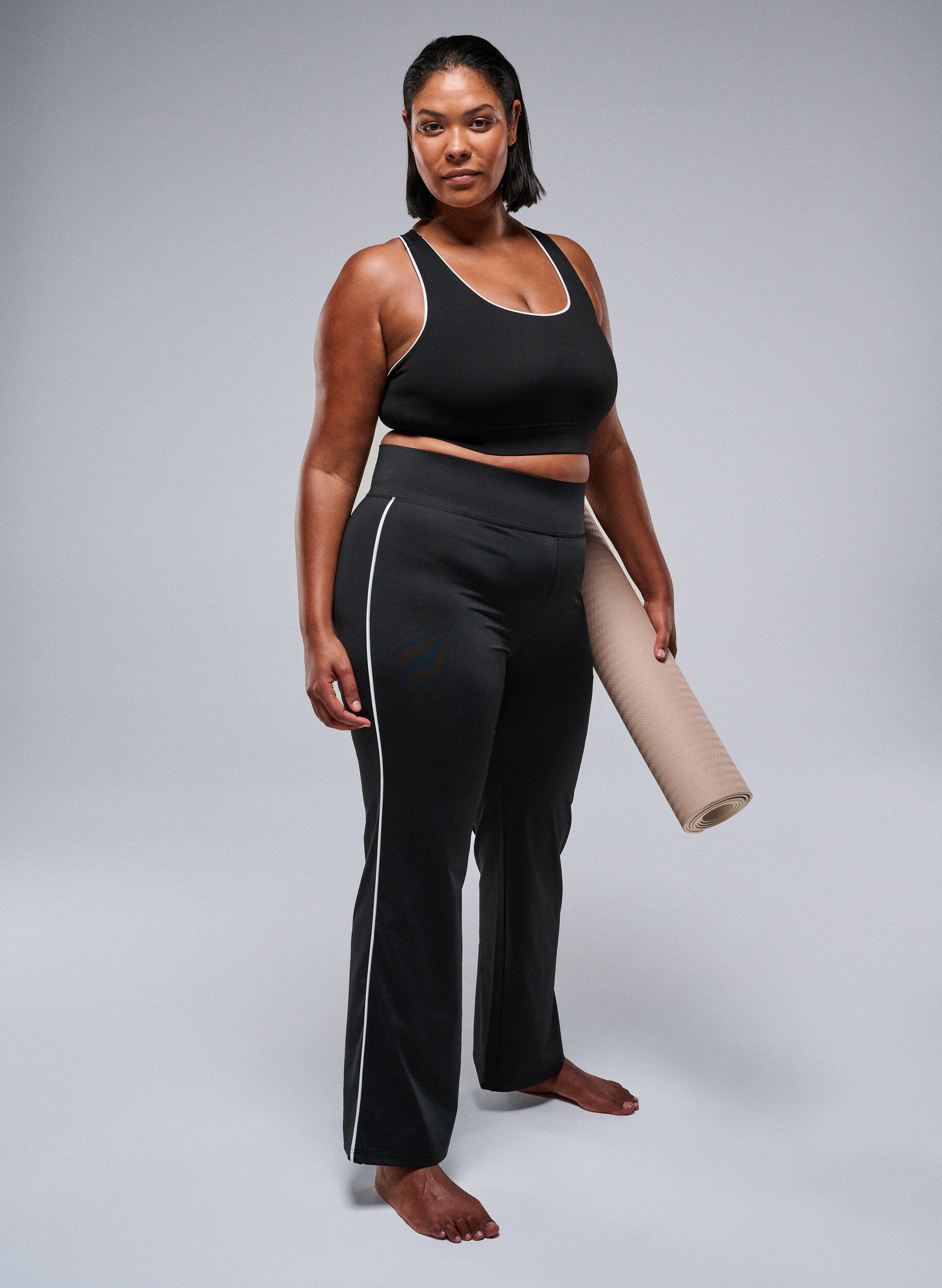 Zizzi Tr&auml;ningsbyxor med utsv&auml;ngda ben och kontrastpipning, Svart, Image image number 0