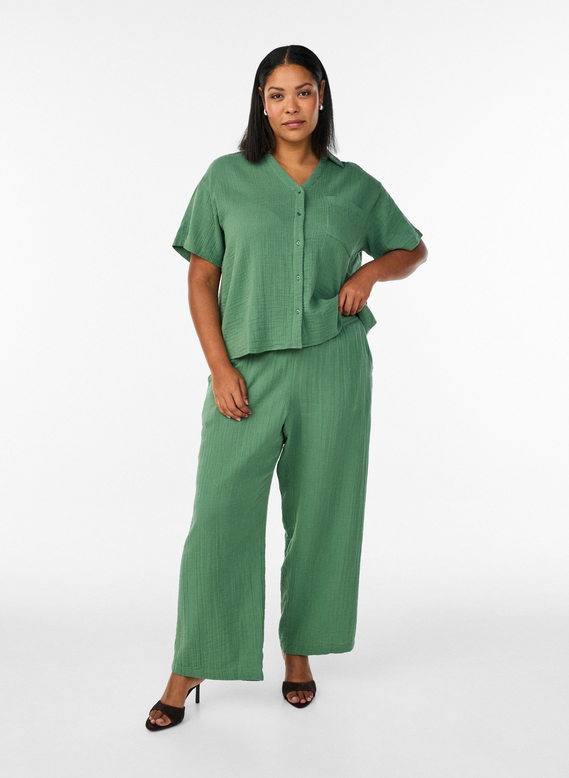 Byxor i bomullsmuslin med h&ouml;g midja och l&ouml;sa ben, Gr&ouml;n, Model