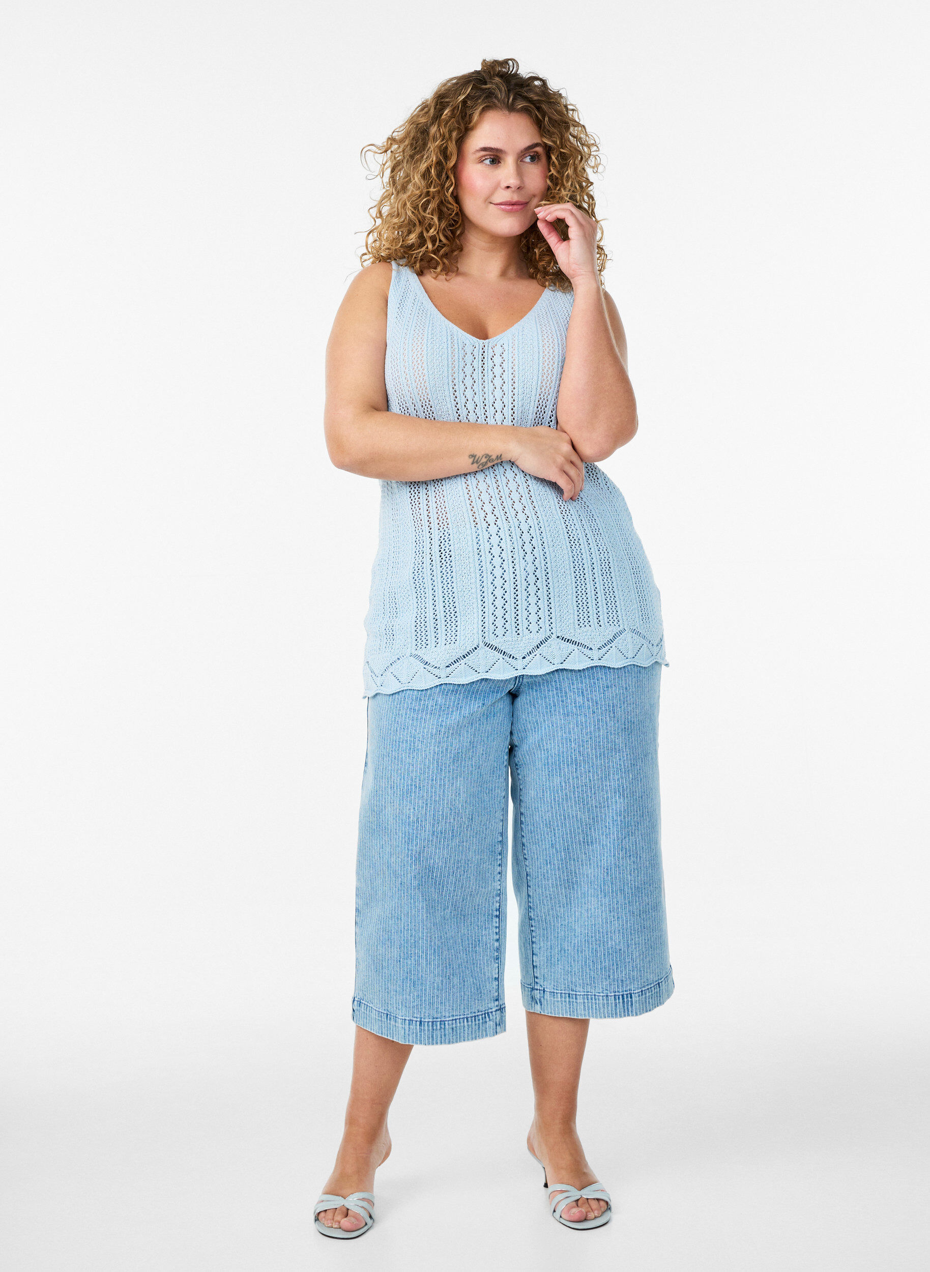 Zizzi Stickad topp med h&aring;lbrodyr och V-ringning, Bl&aring;, Model image number 1