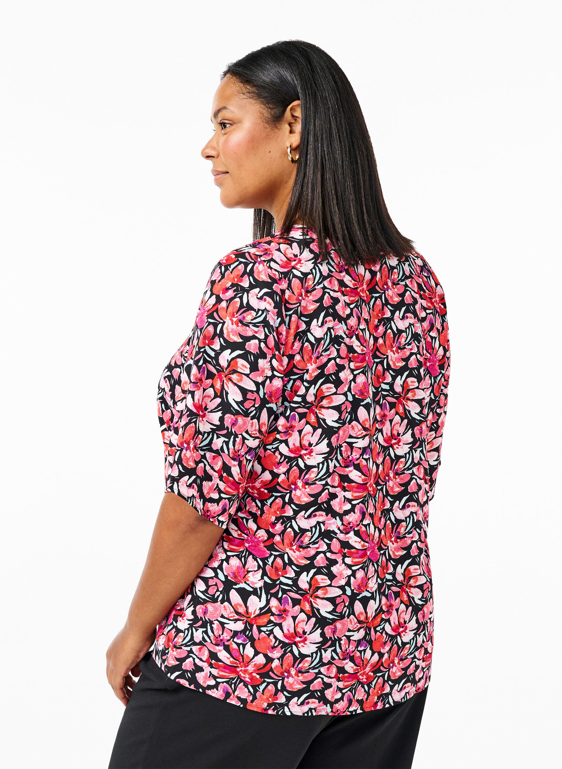 Zizzi Blus med V-ringning och blomstertryck, Black Flower AOP, Model image number 1