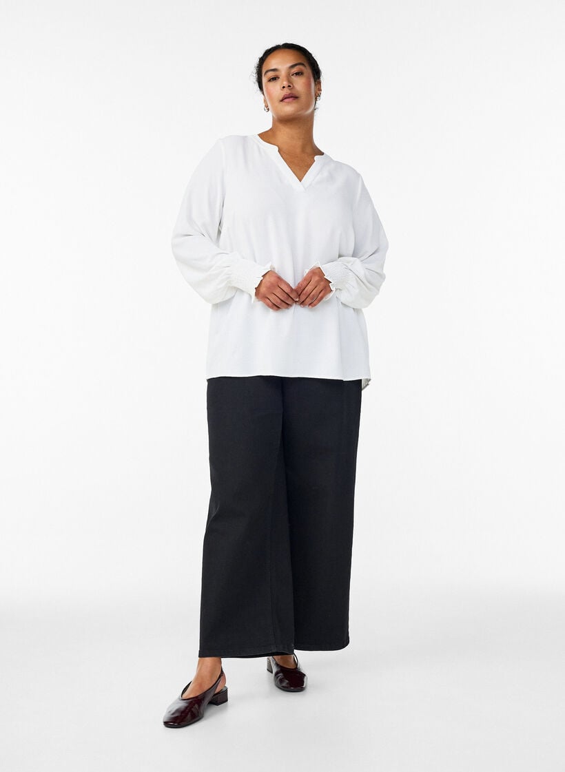 Blus med smockade manschetter och v-ringning, Vanilla, Model image number 1