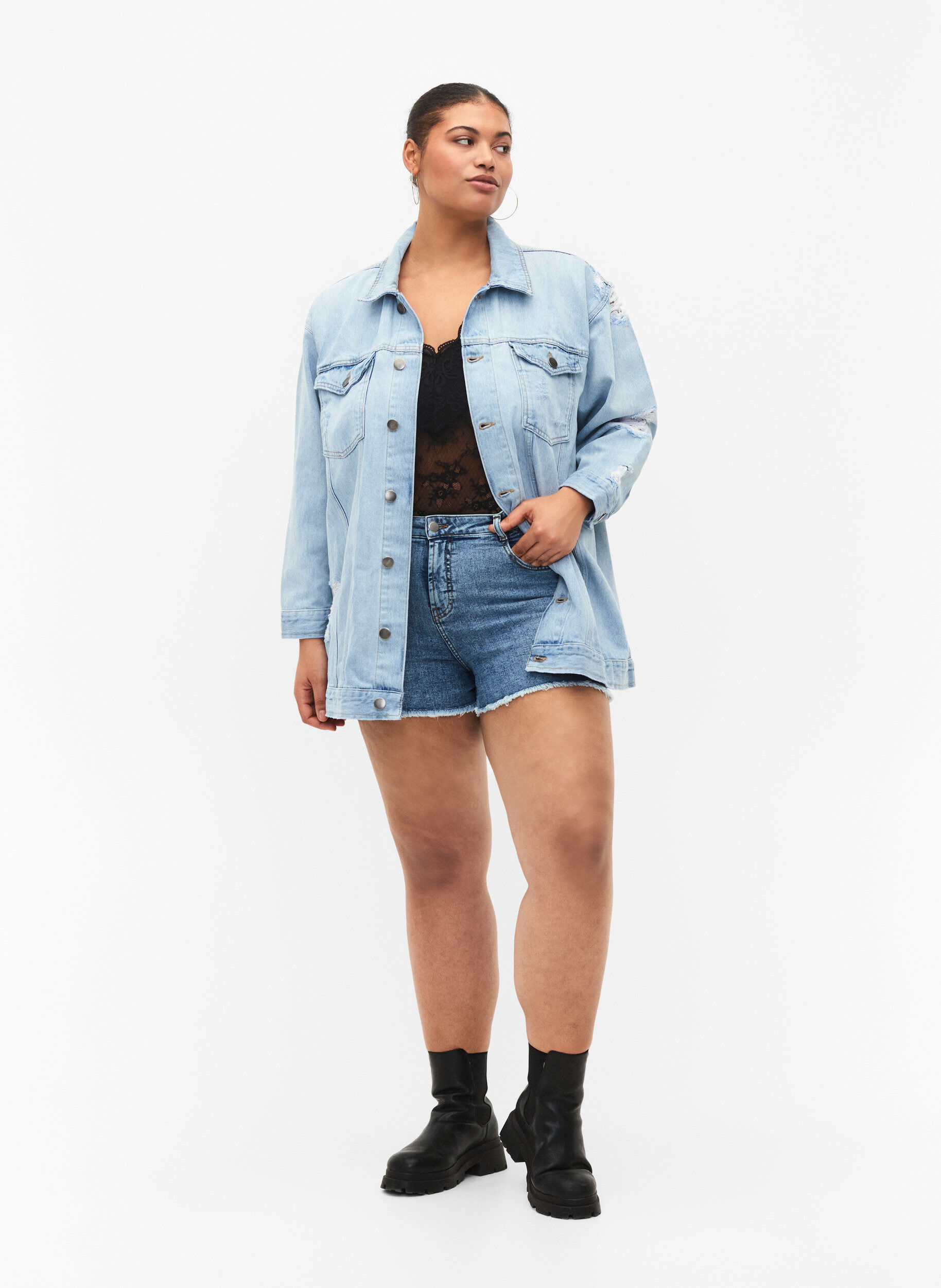ZizziL&ouml;st sittande jeansjacka med slitdetaljer, Light blue denim, Model image number 3