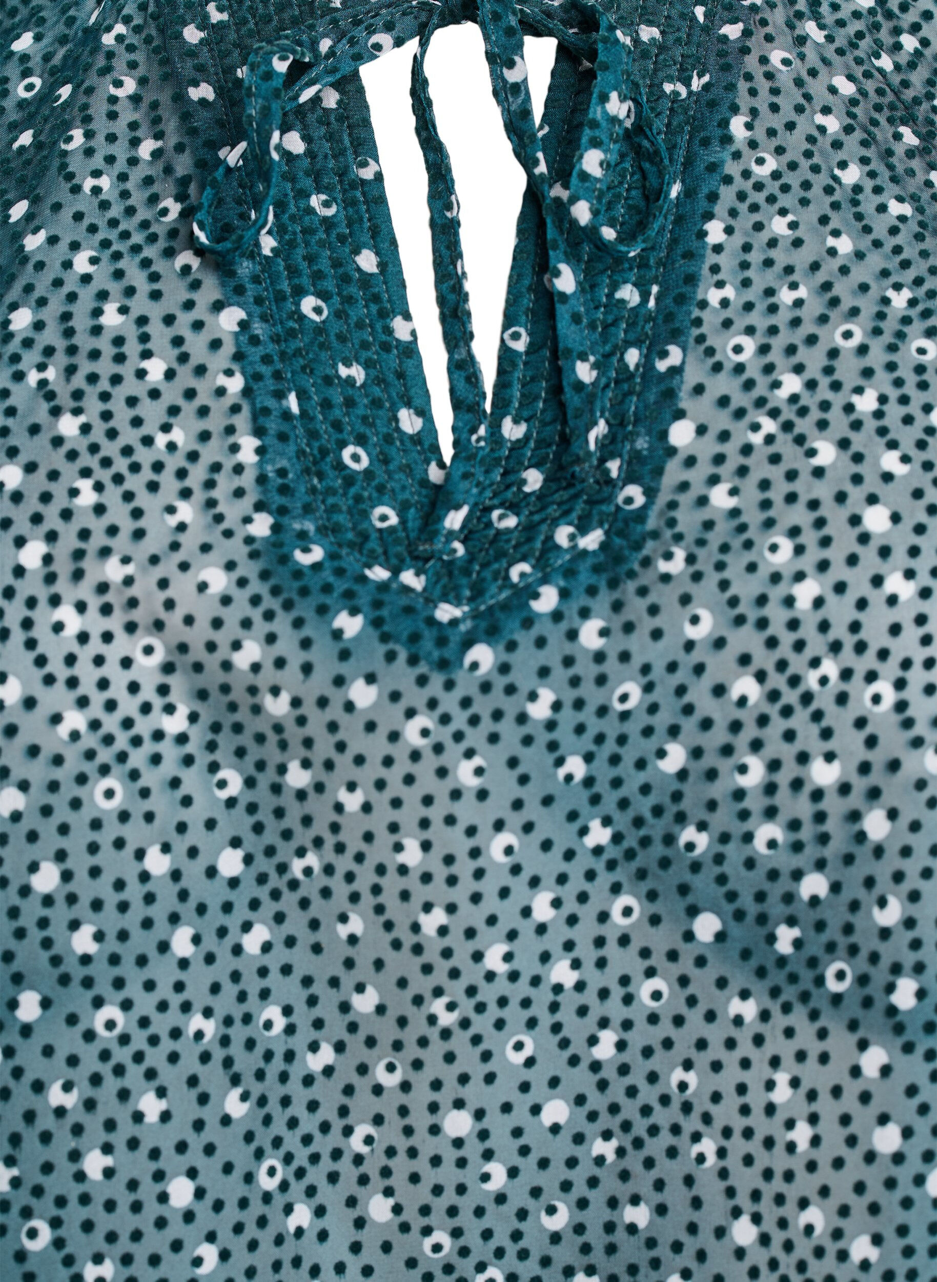 Zizzi Blus i chiffong med volangdetaljer och sm&aring; prickar, Gr&ouml;n, Packshot image number 2
