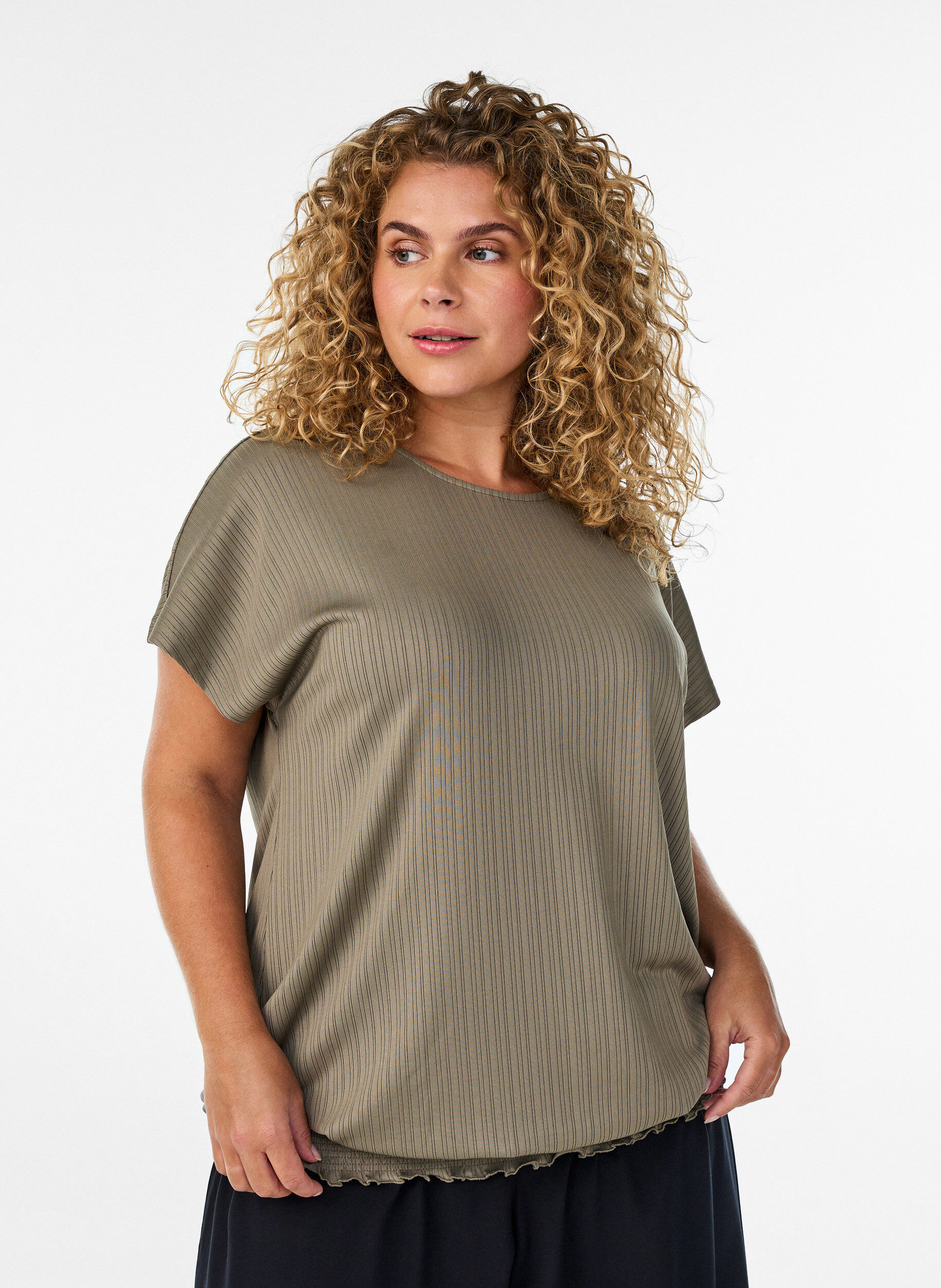 Blus i jersey med texturerade r&auml;nder och smock i nederkanten, Brun, Model