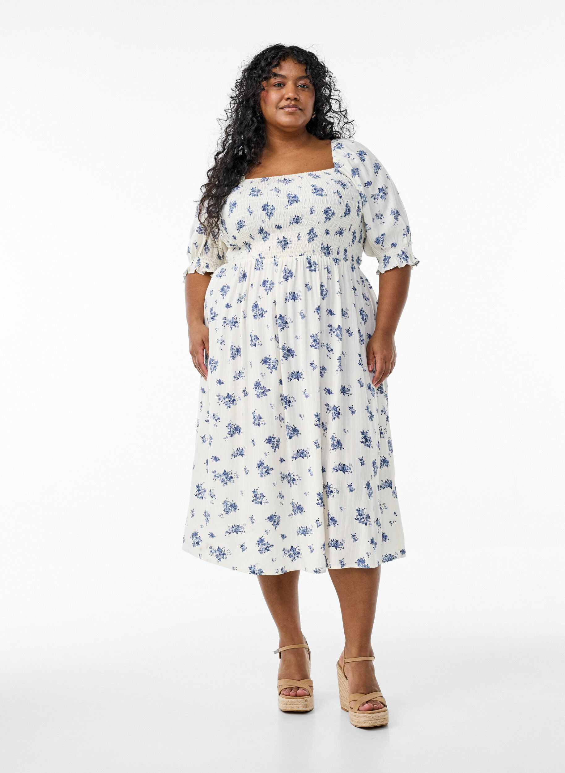 ZizziBlommig midikl&auml;nning i viskos med smock, Vit, Model image number 0