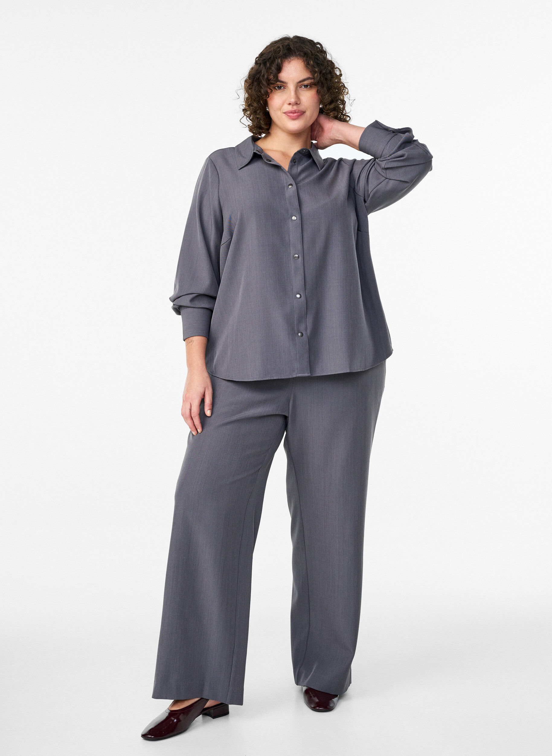 H&ouml;gmidjade kostymbyxor med vida ben, Gr&aring;, Model