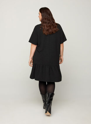 Kortärmad klänning med struktur och a-form, Black, Model image number 1