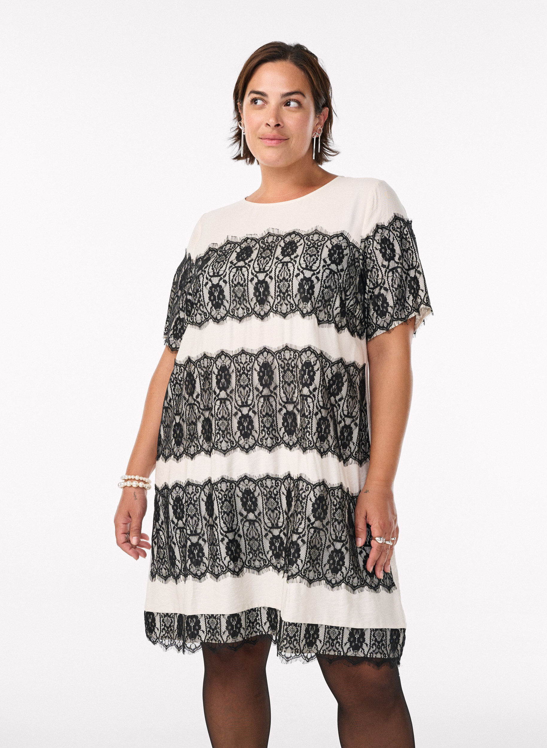 Kort kl&auml;nning med kontrasterande spetspaneler, Beige, Model