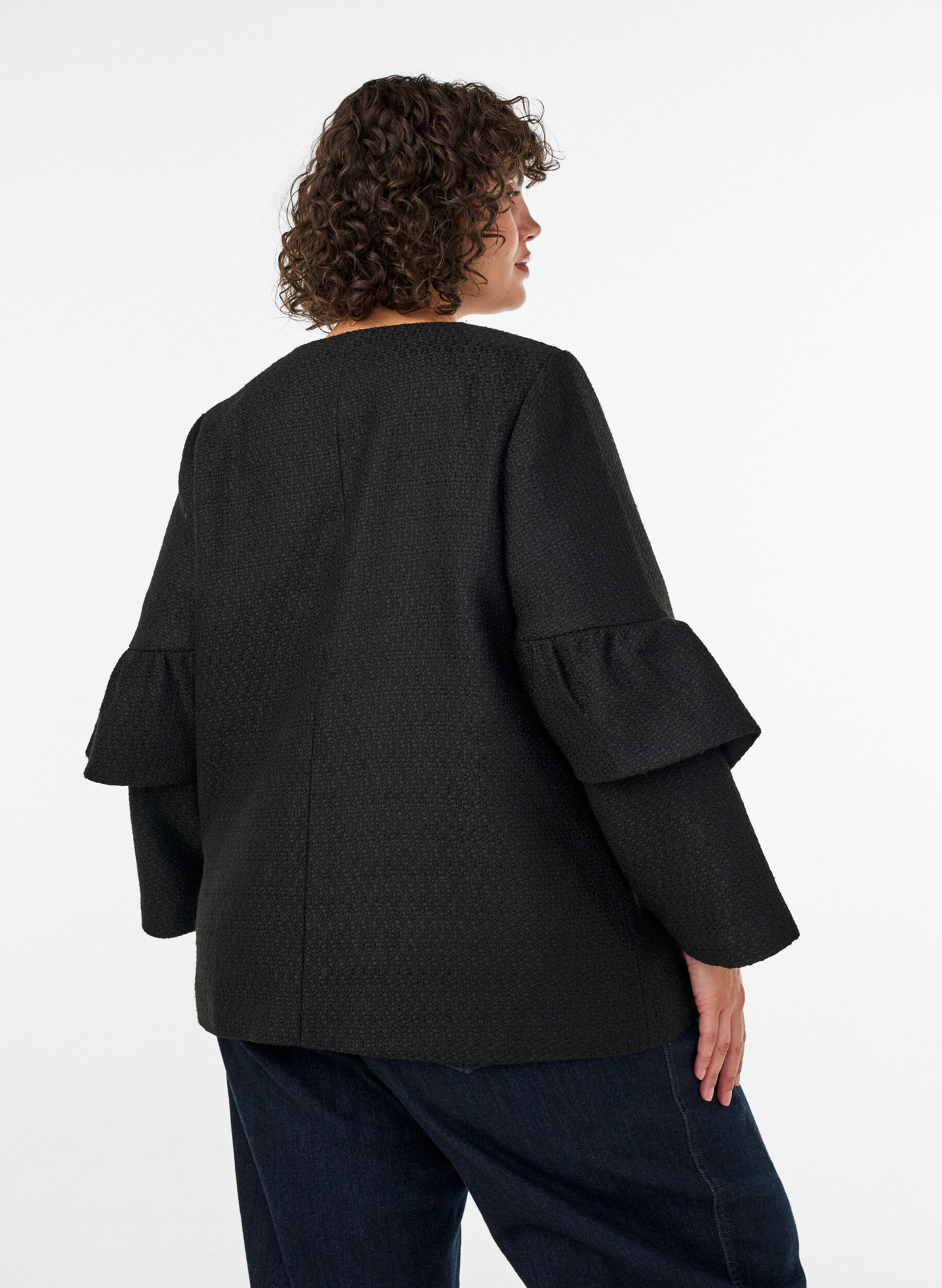 ZizziJacka i boucl&eacute; med volangdetaljer, Svart, Model image number 2