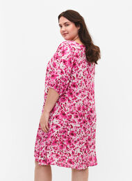 A-linjeskuren blommig klänning i viskos, Pink Flower Rain, Model