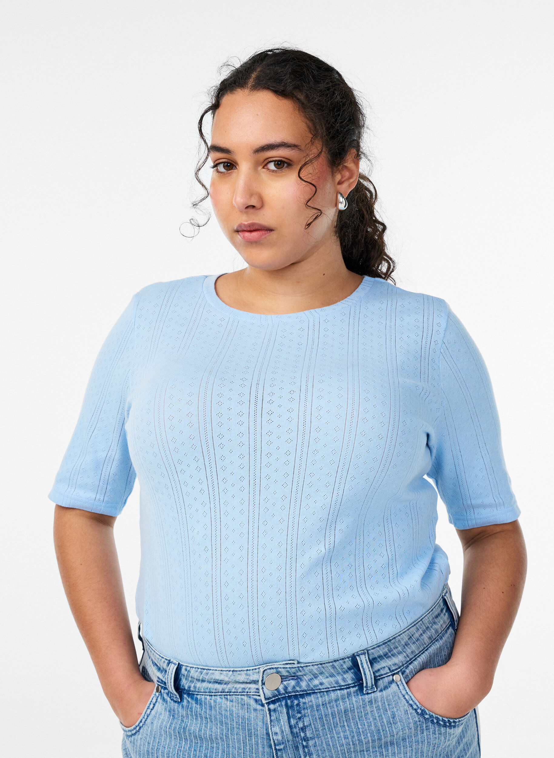 Zizzi T-shirt i bomull med h&aring;lbroderi, Bl&aring;, Model image number 0