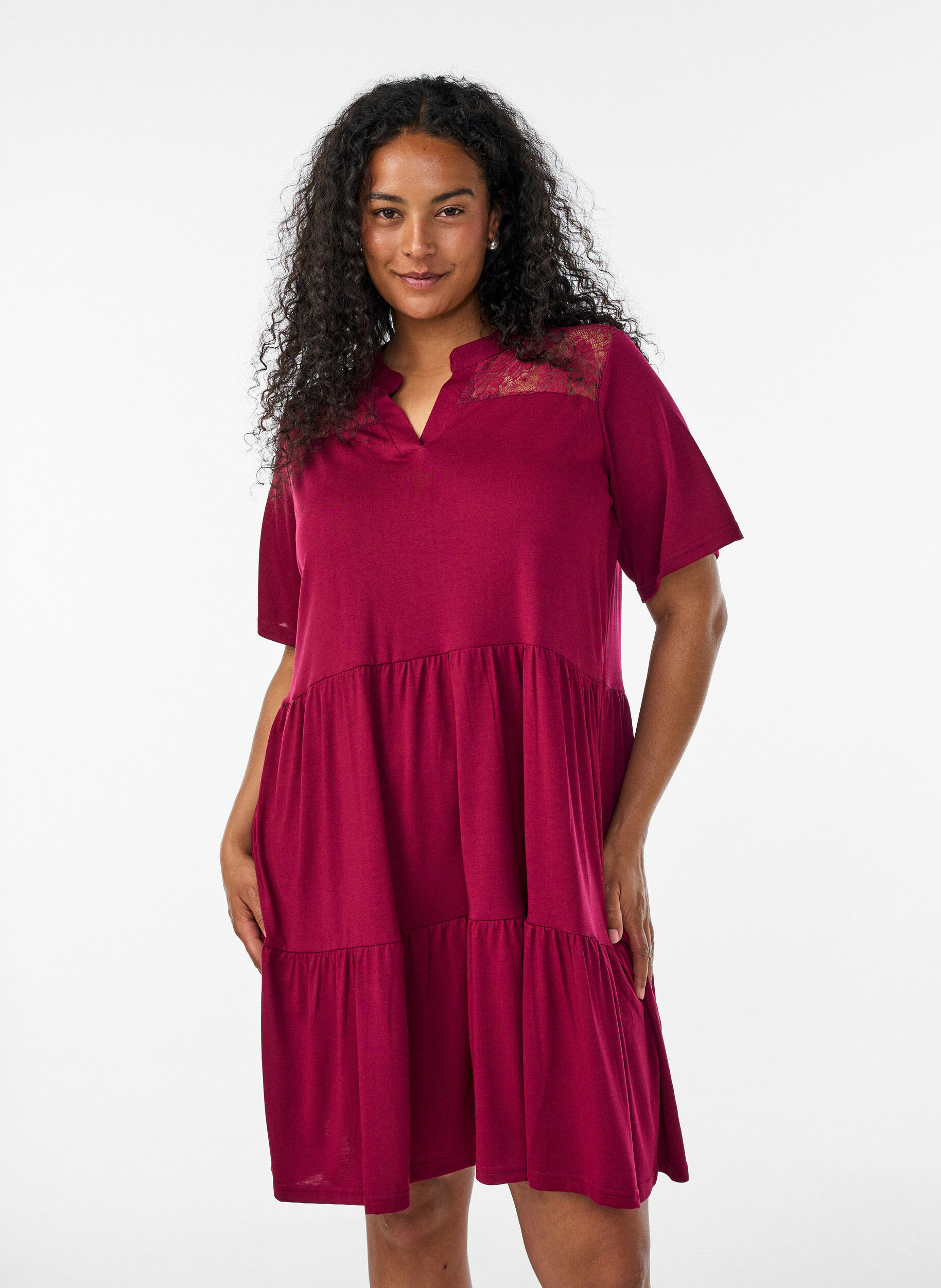 ZizziKl&auml;nning i jersey med spetsdetaljer och lager-p&aring;-lager-kjol, R&ouml;d, Model image number 0