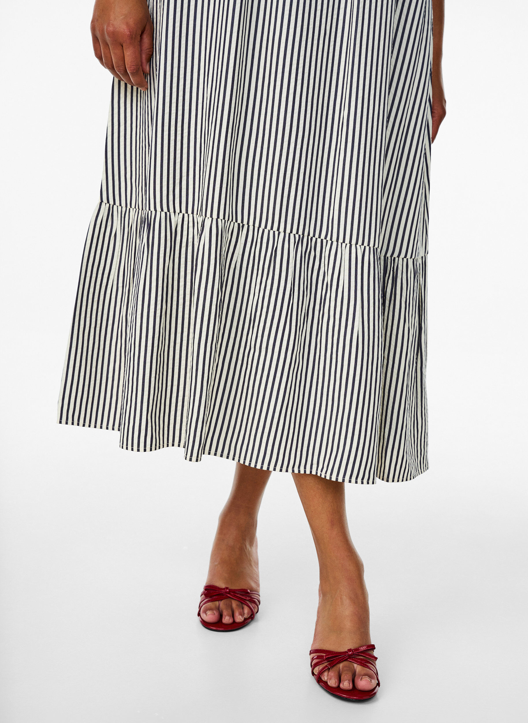 ZizziA-linjeformad sommarkl&auml;nning med r&auml;nder, Svart, Model image number 2
